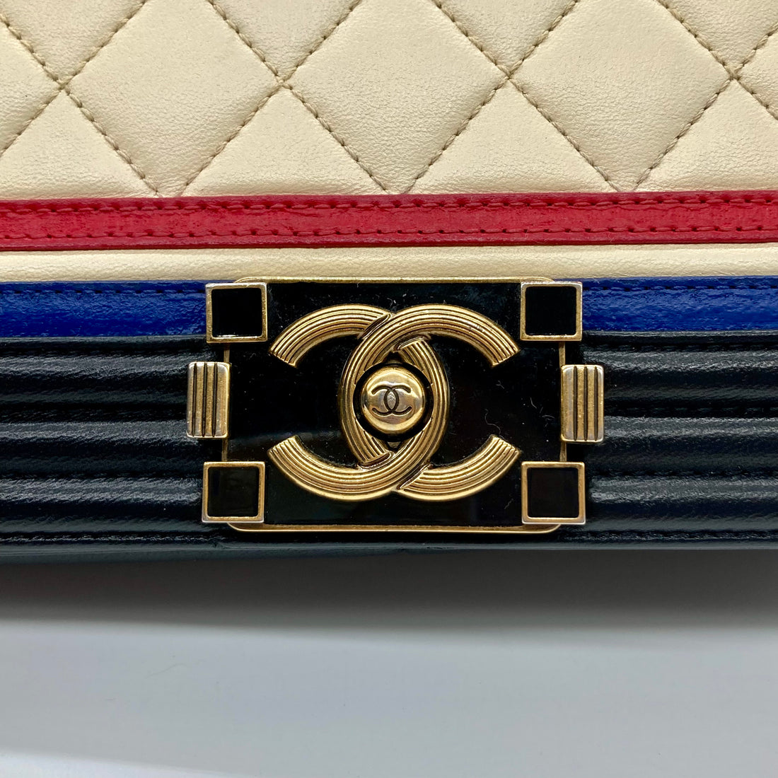 Chanel Quilted Calfskin Crest Embellished Boy Multicolor (21***51)CC409