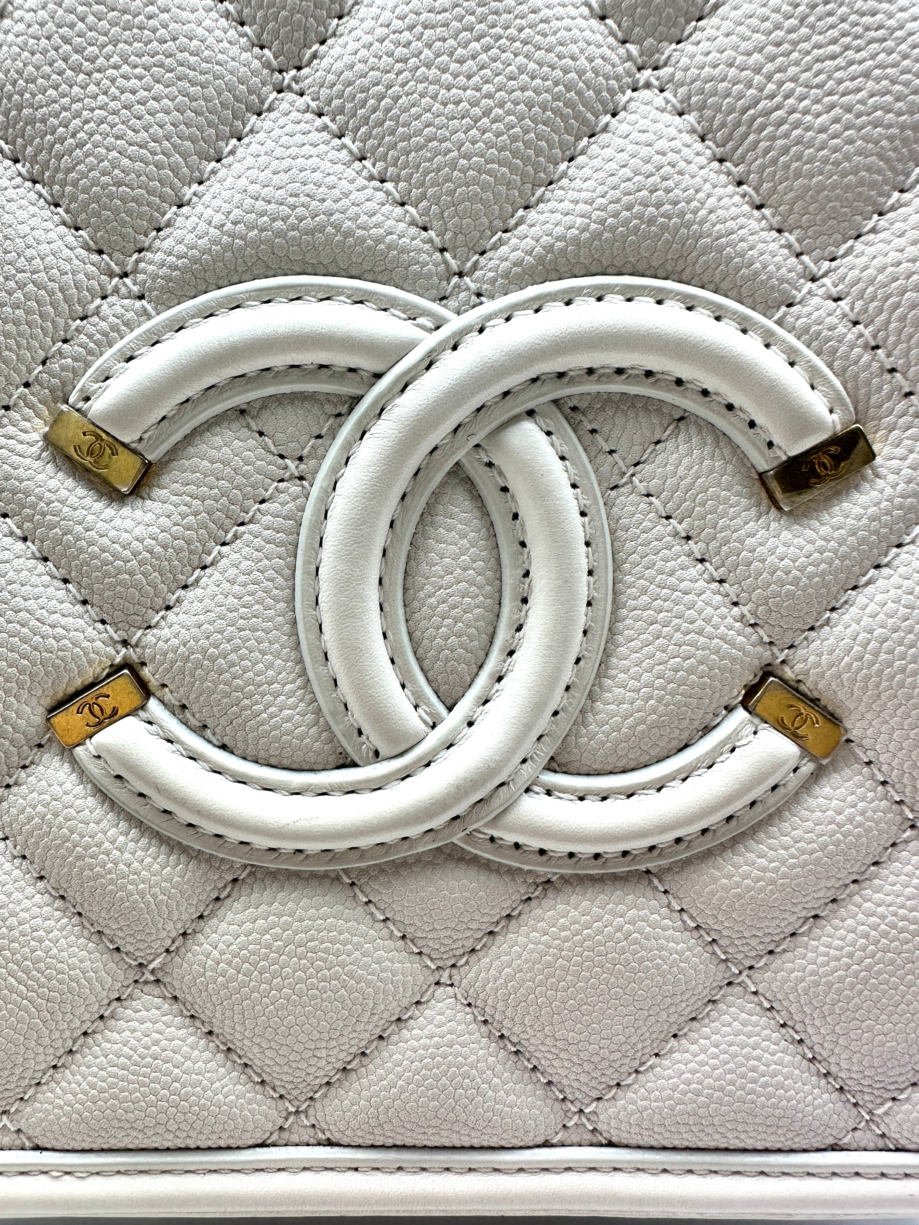 Chanel Quilted Caviar Vanity Case Filigree White (25***73）cc663