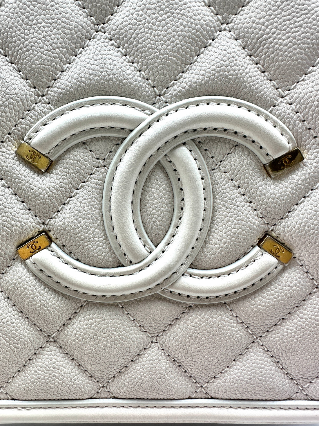 Chanel Quilted Caviar Vanity Case Filigree White (25***73）cc663