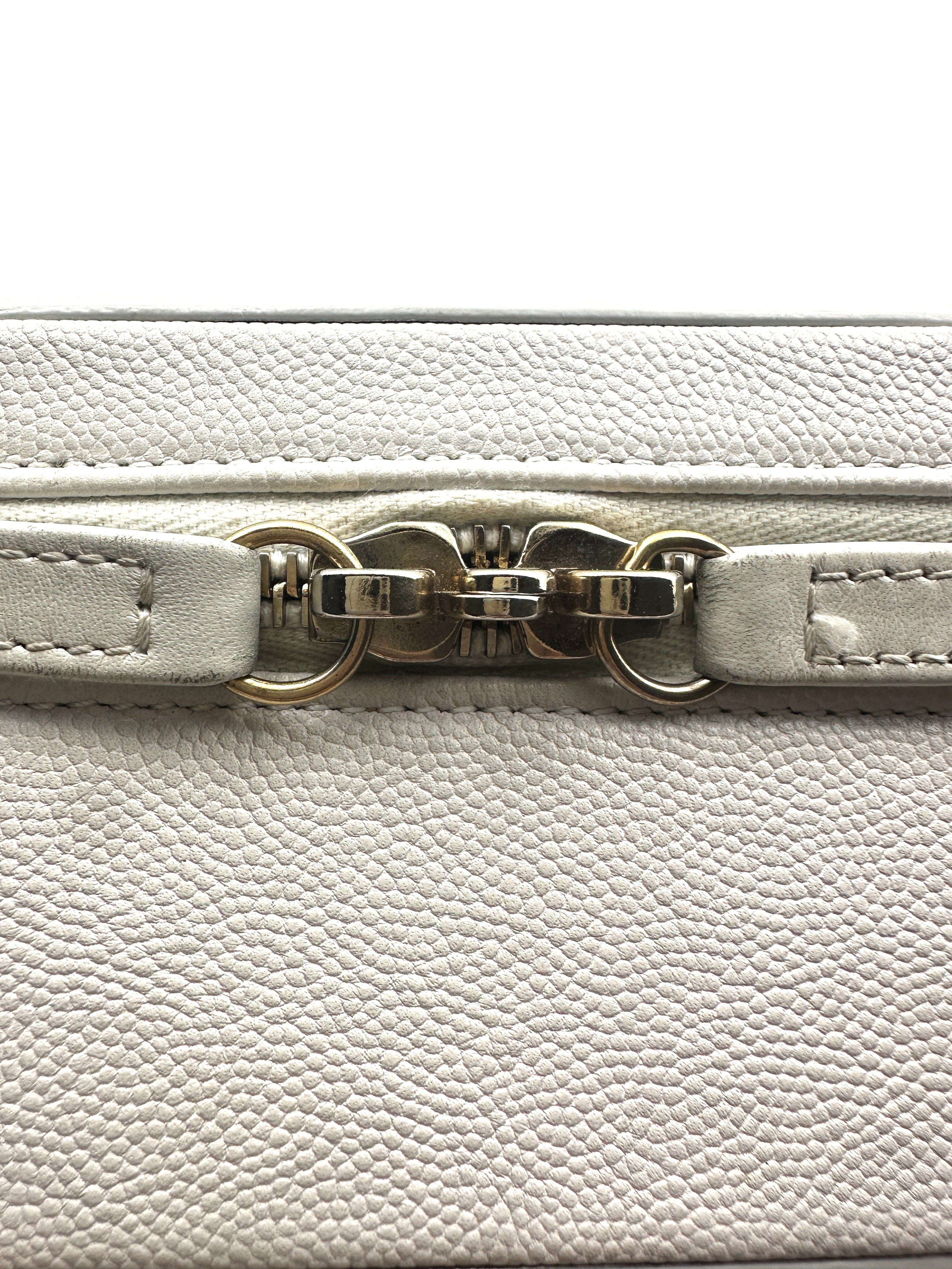 Chanel Quilted Caviar Vanity Case Filigree White (25***73）cc663