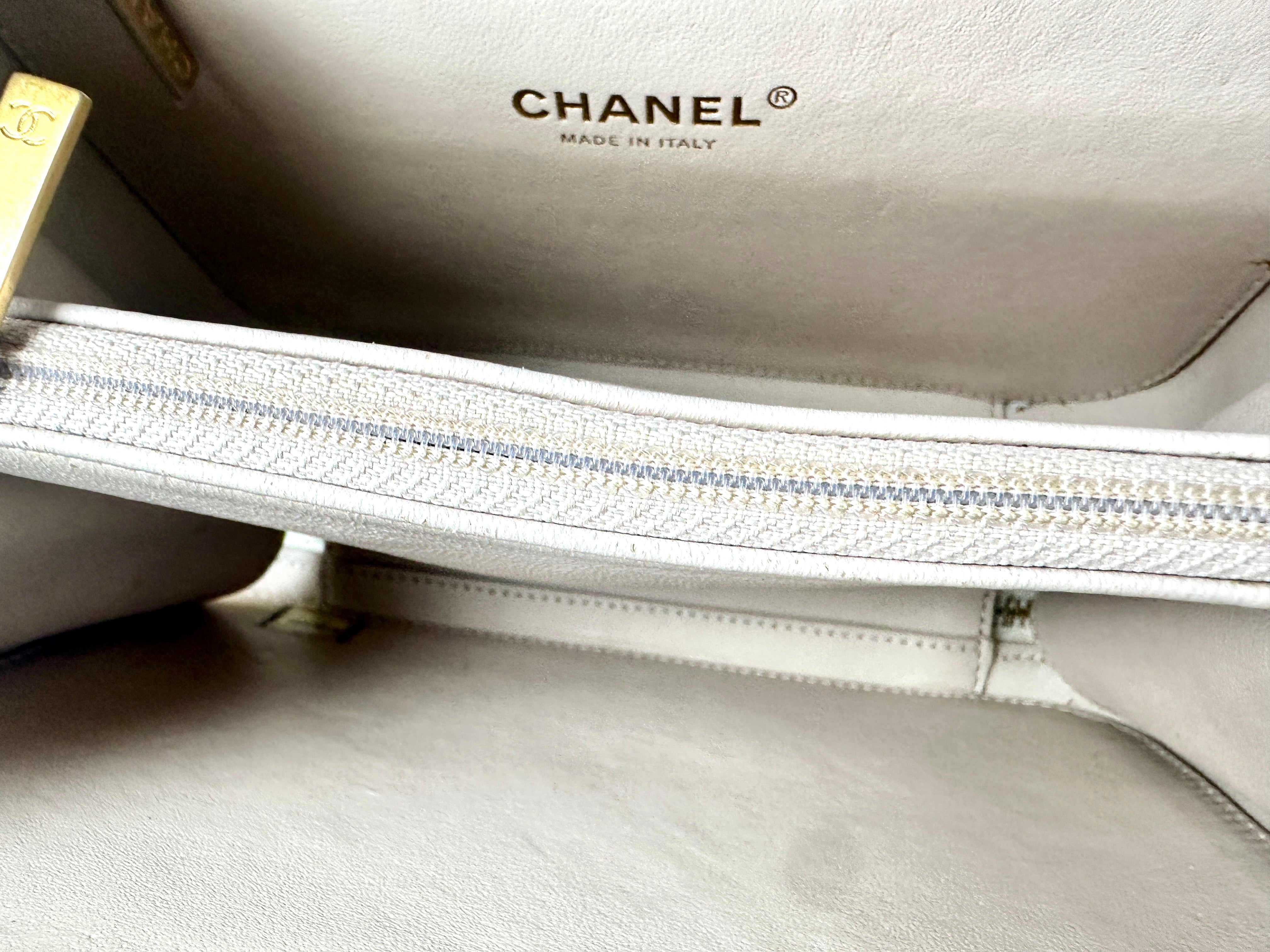 Chanel Quilted Caviar Vanity Case Filigree White (25***73）cc663