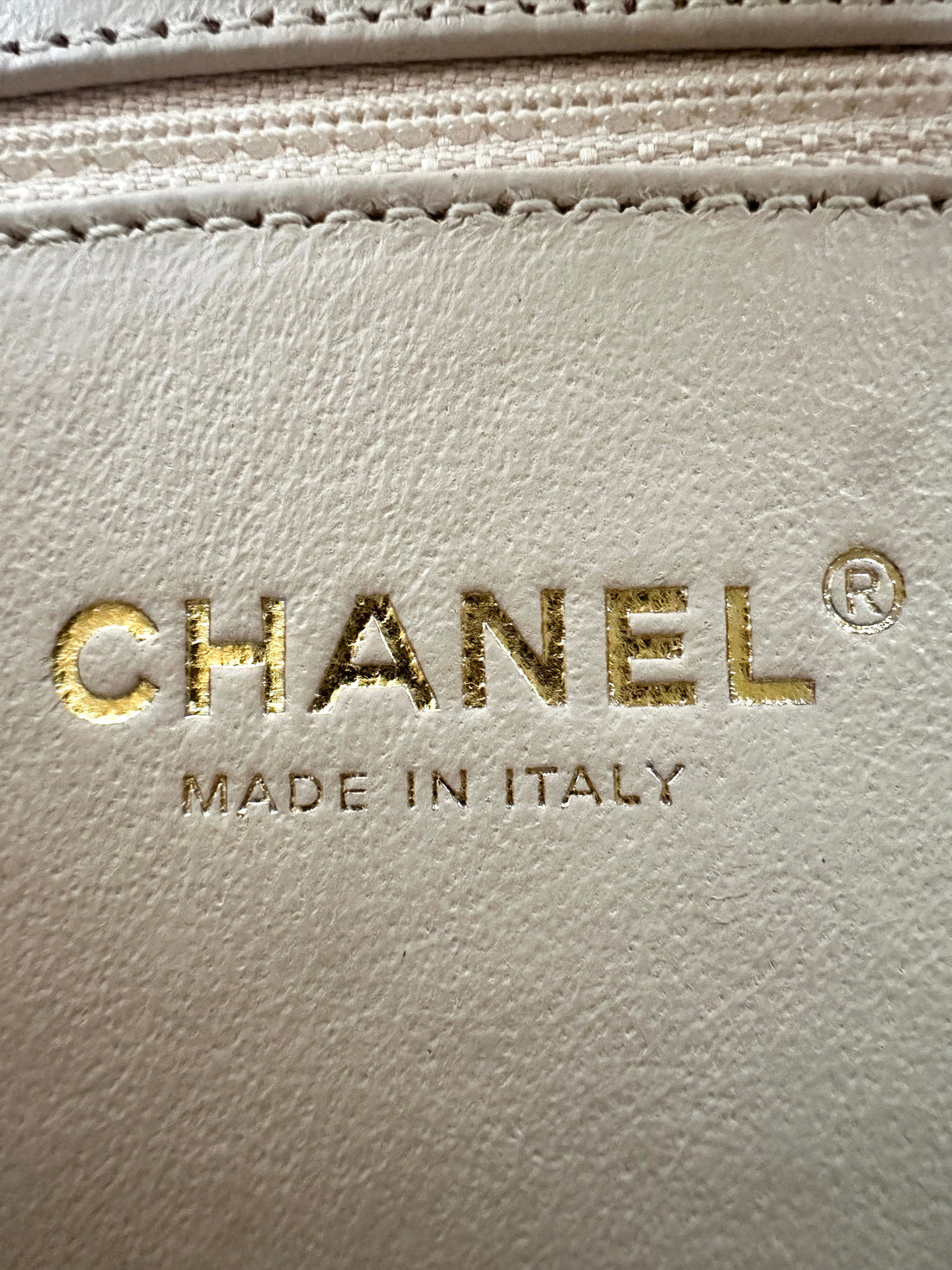 Chanel Quilted Caviar Vanity Case Filigree White (25***73）cc663