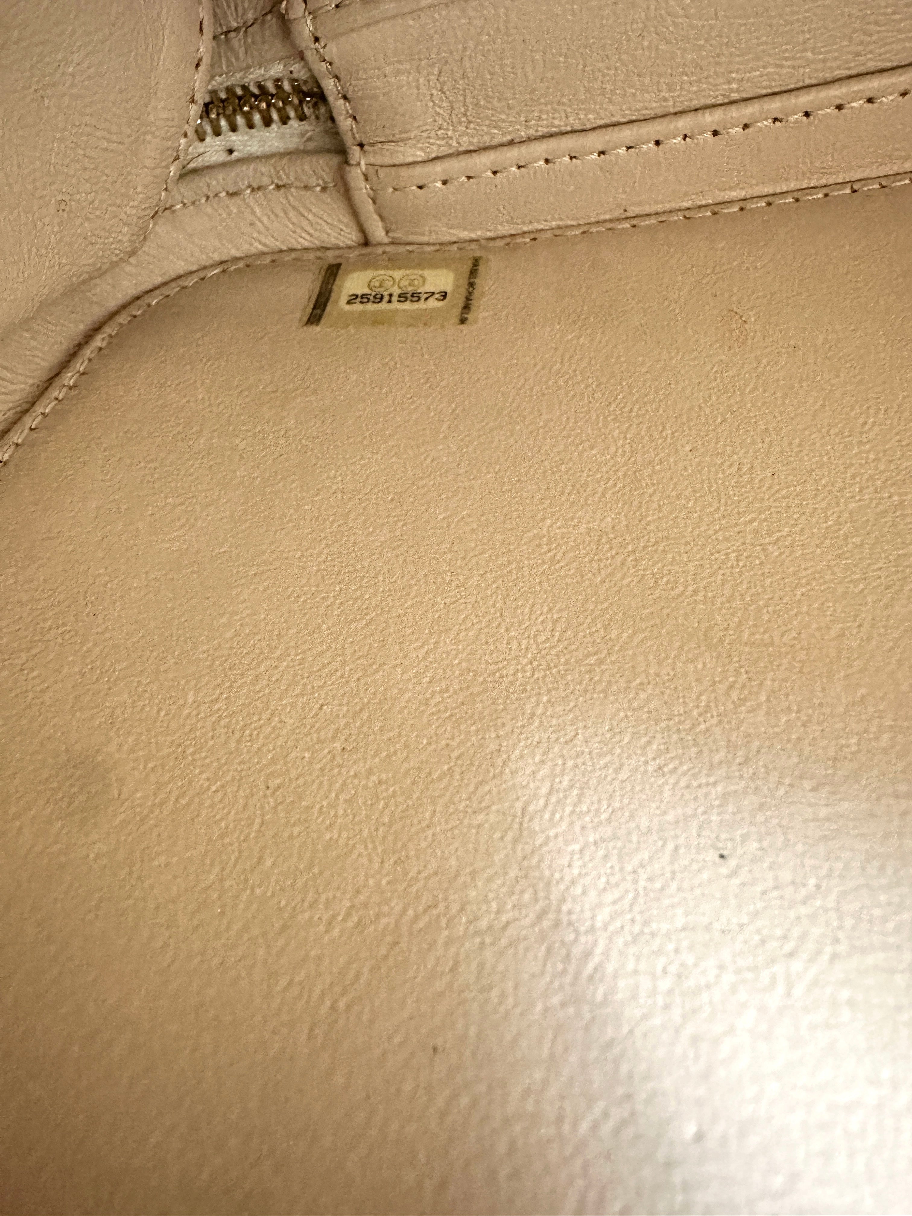 Chanel Quilted Caviar Vanity Case Filigree White (25***73）cc663