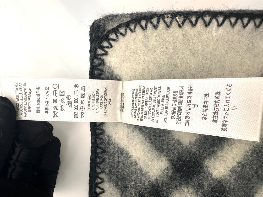 Burberry Black and White Check Wool Scarf BBS03