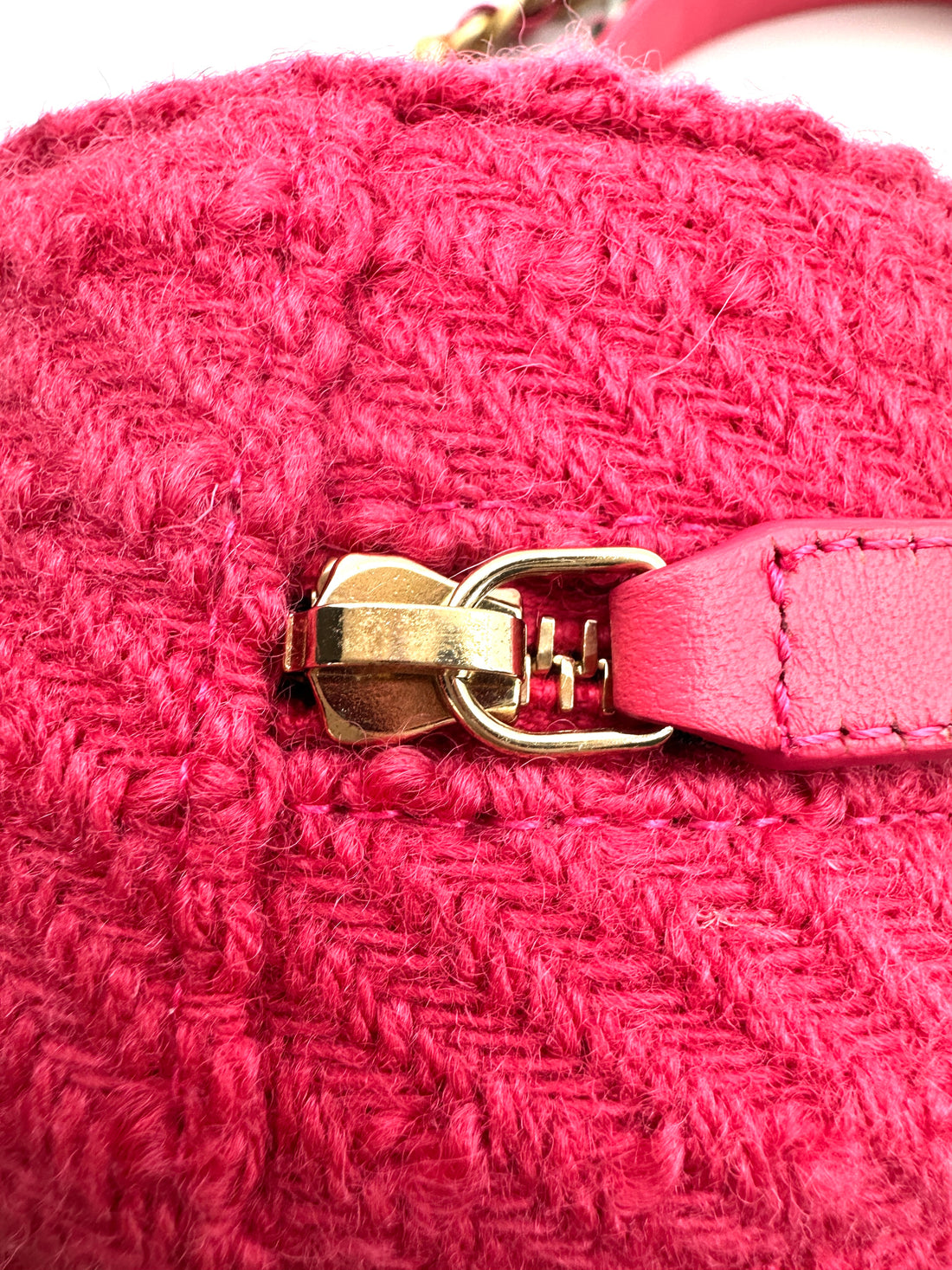 Chanel Chanel 19 Round Clutch with Chain Pink tweed (28***16) cc667