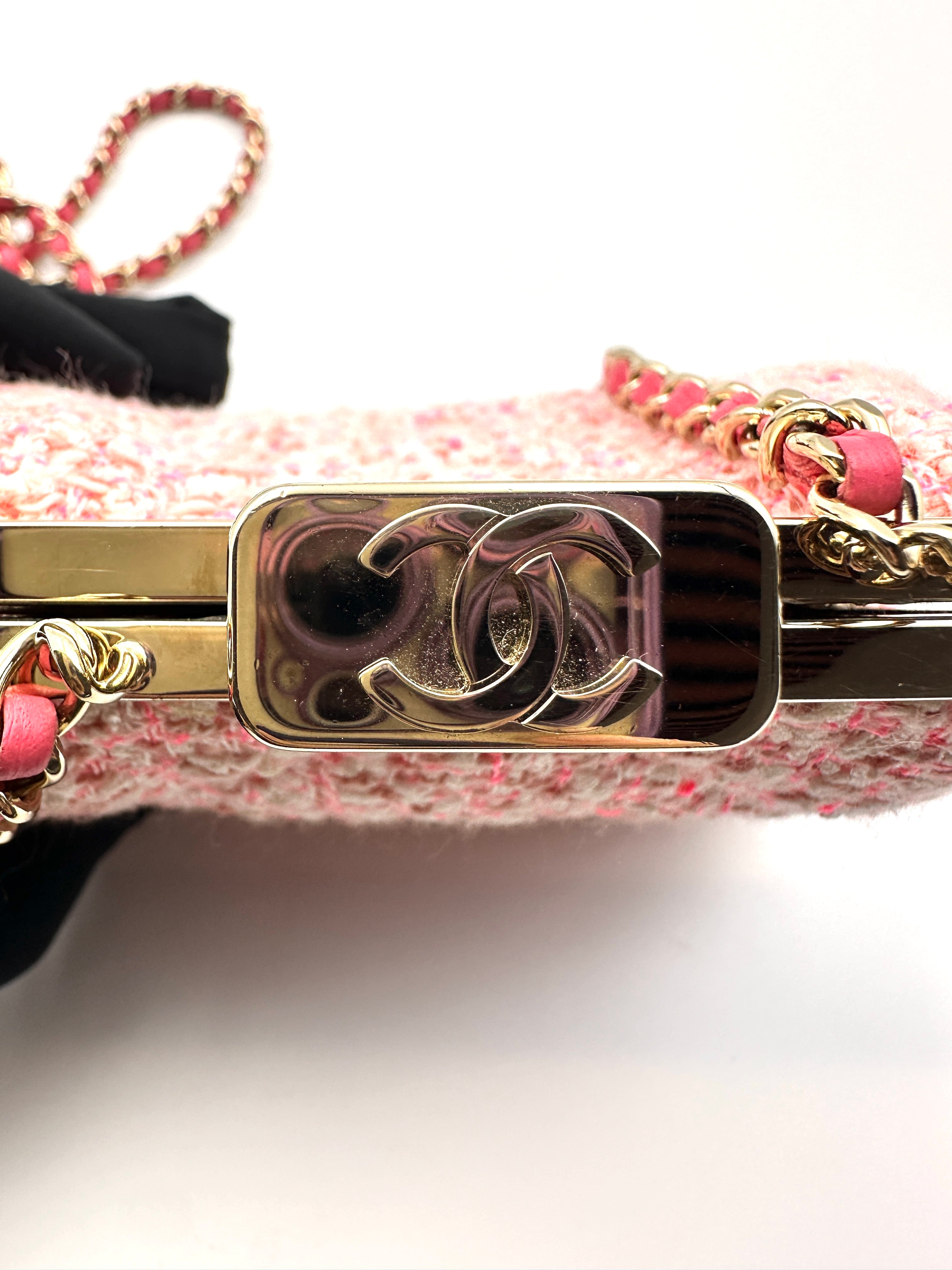 Chanel Kiss Lock Tweed Shoulder Bag Pink (30***61) cc683