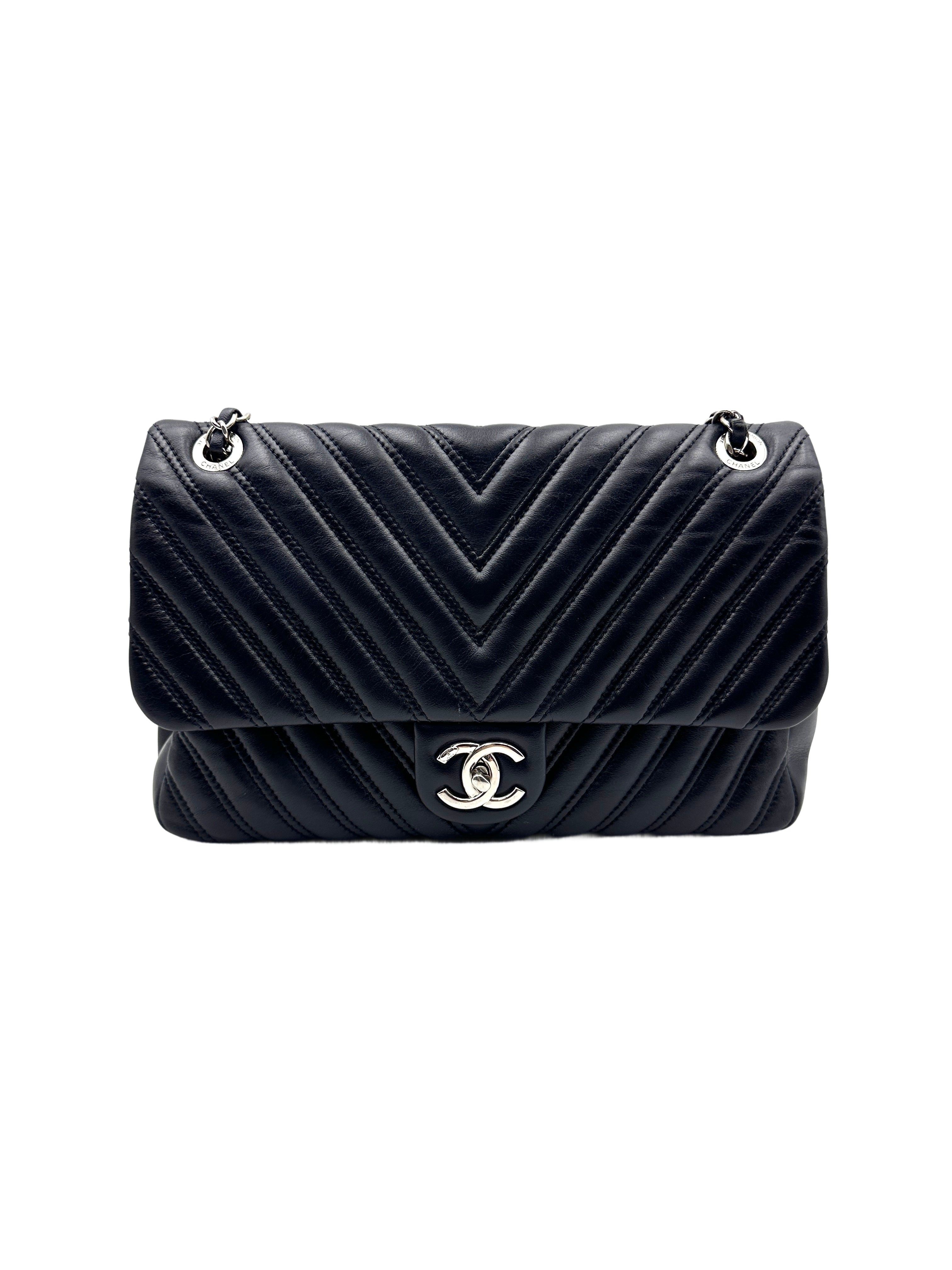 Chanel Chevron Lambskin Medium Classis Flap Black (21***65) CC739