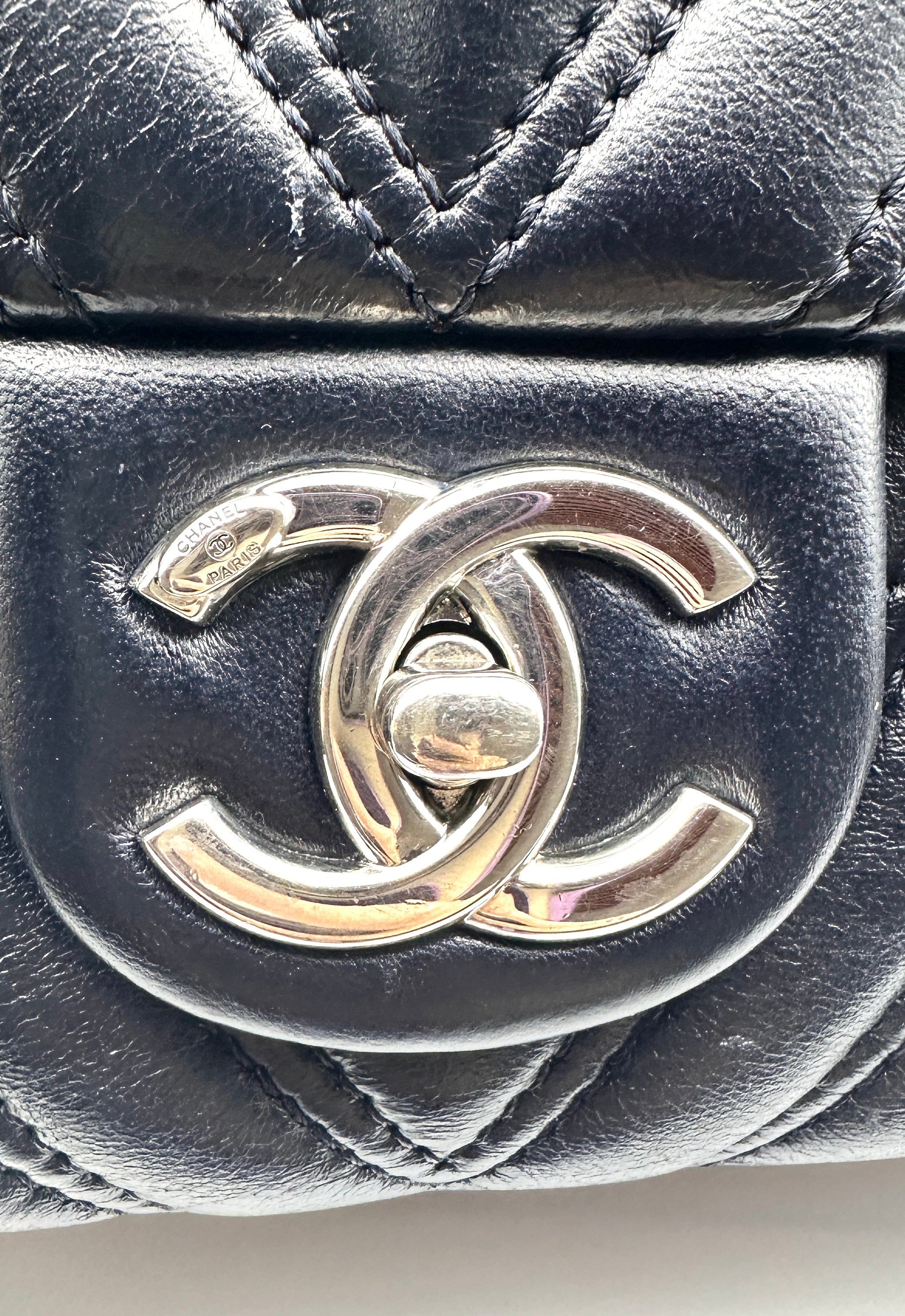 Chanel Chevron Lambskin Medium Classis Flap Black (21***65) CC739