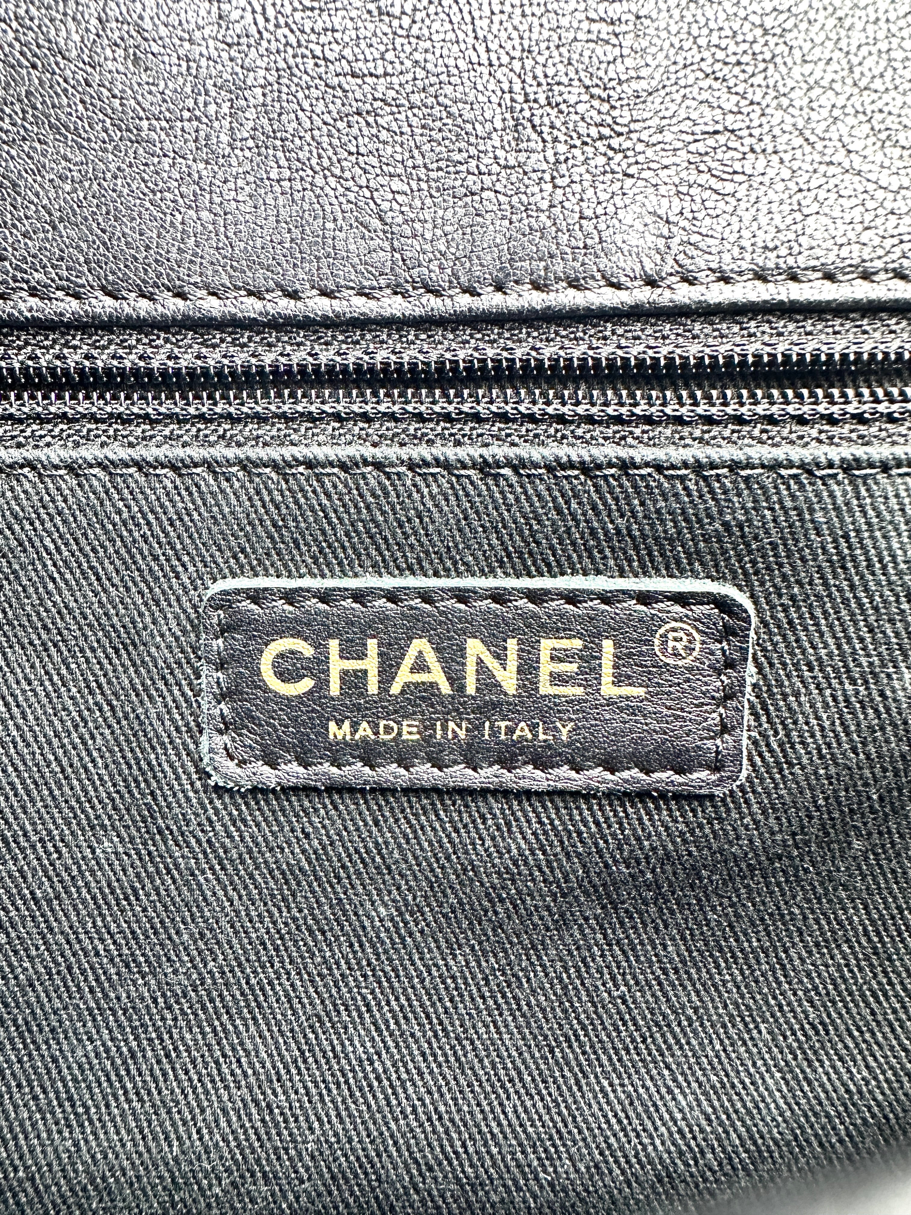 Chanel Chevron Calfskin Surpique Seasonal Flap Black (18***09) CC780