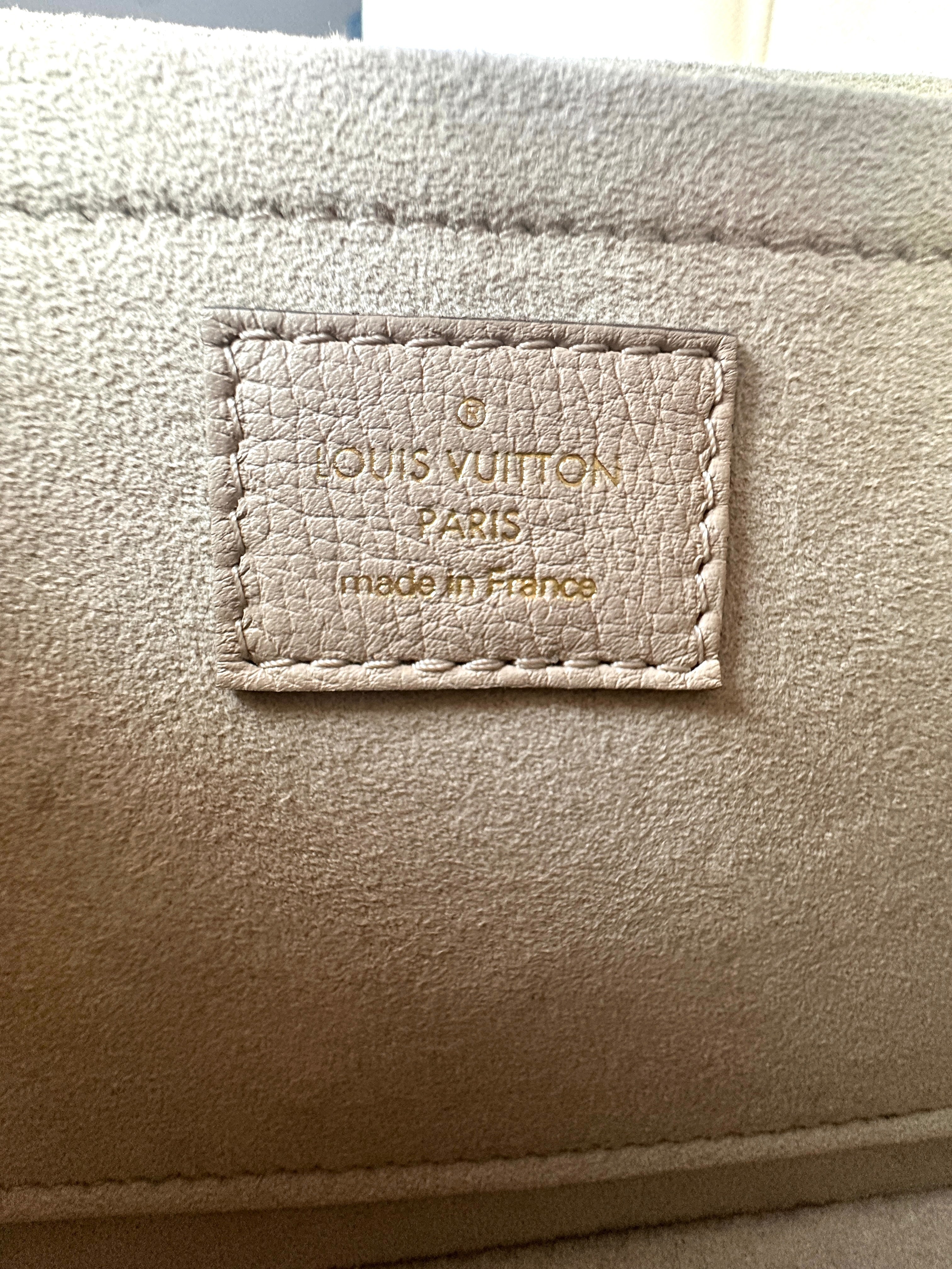 Louis Vuitton Lockme Tender Grained Calf Leather Greige Chain Shoulder Handbag LV1554