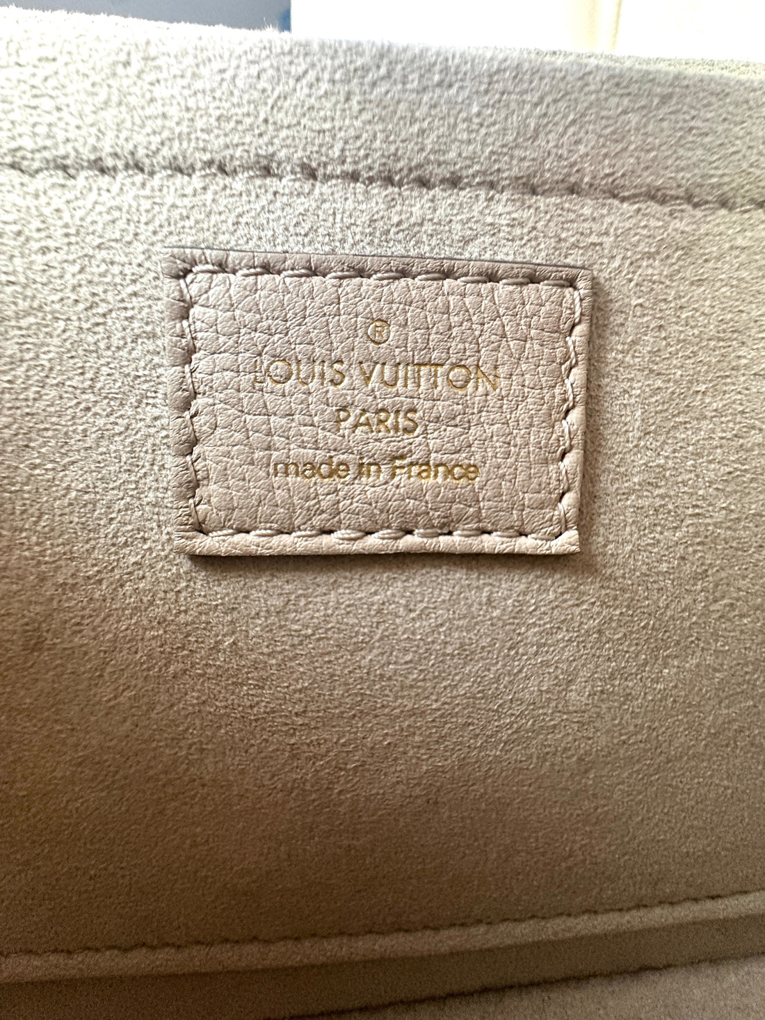 Louis Vuitton Lockme Tender Grained Calf Leather Greige Chain Shoulder Handbag LV1554