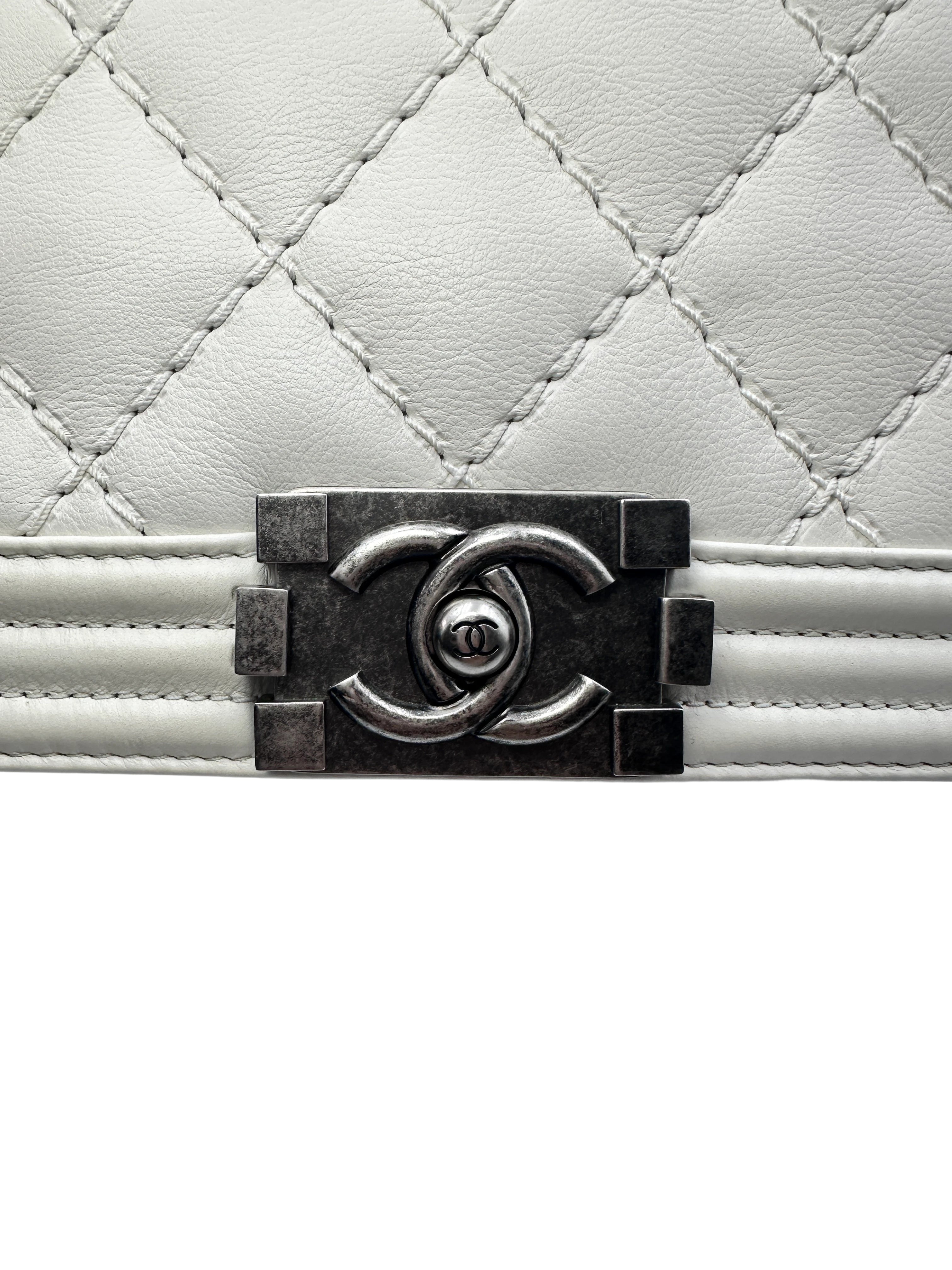 Chanel White Quilted Leather Chain Shoulder Bag with Antique Silver Buckle(18***28) CC1133