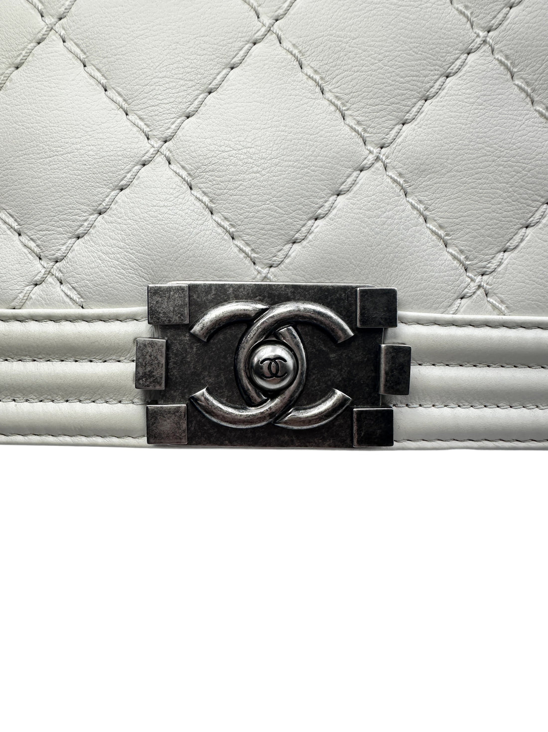 Chanel White Quilted Leather Chain Shoulder Bag with Antique Silver Buckle(18***28) CC1133