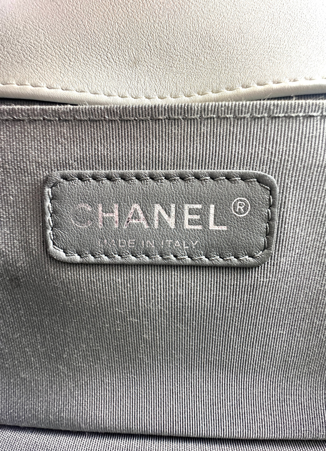 Chanel White Quilted Leather Chain Shoulder Bag with Antique Silver Buckle(18***28) CC1133