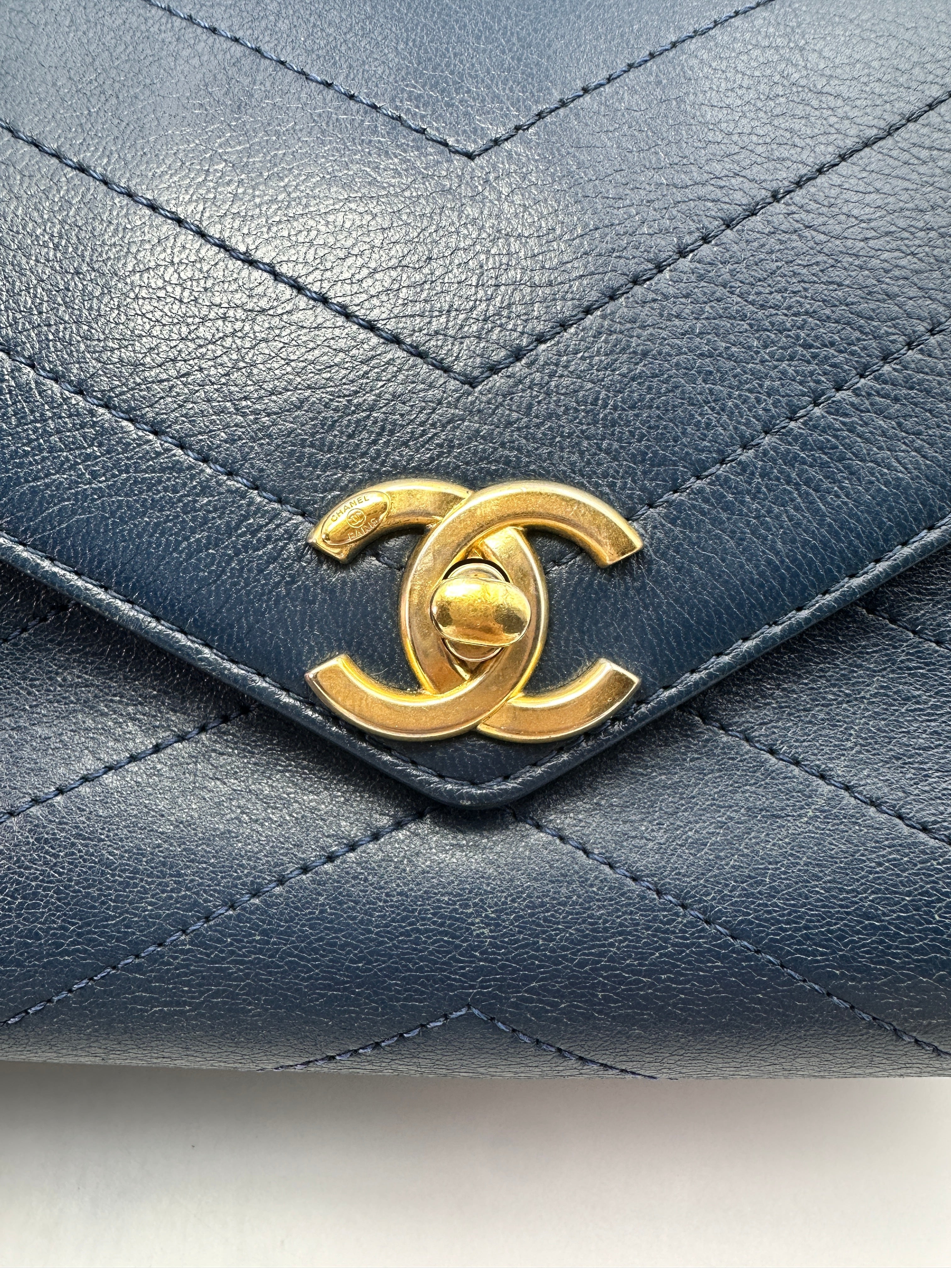 Chanel Navy Blue Classic Chevron Calfskin Leather Flap Crossbody Bag With Gold Hardware(25***88) CC1199
