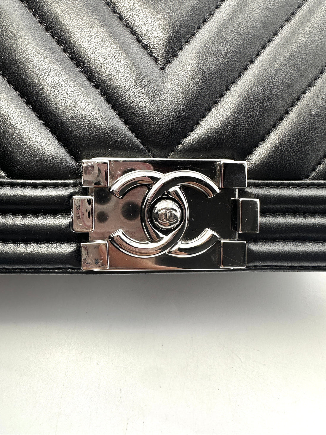 Chanel LeBoy Black Chevron Quilted Lambskin Leather Medium Size Crossbody Bag(24***66) CC1210