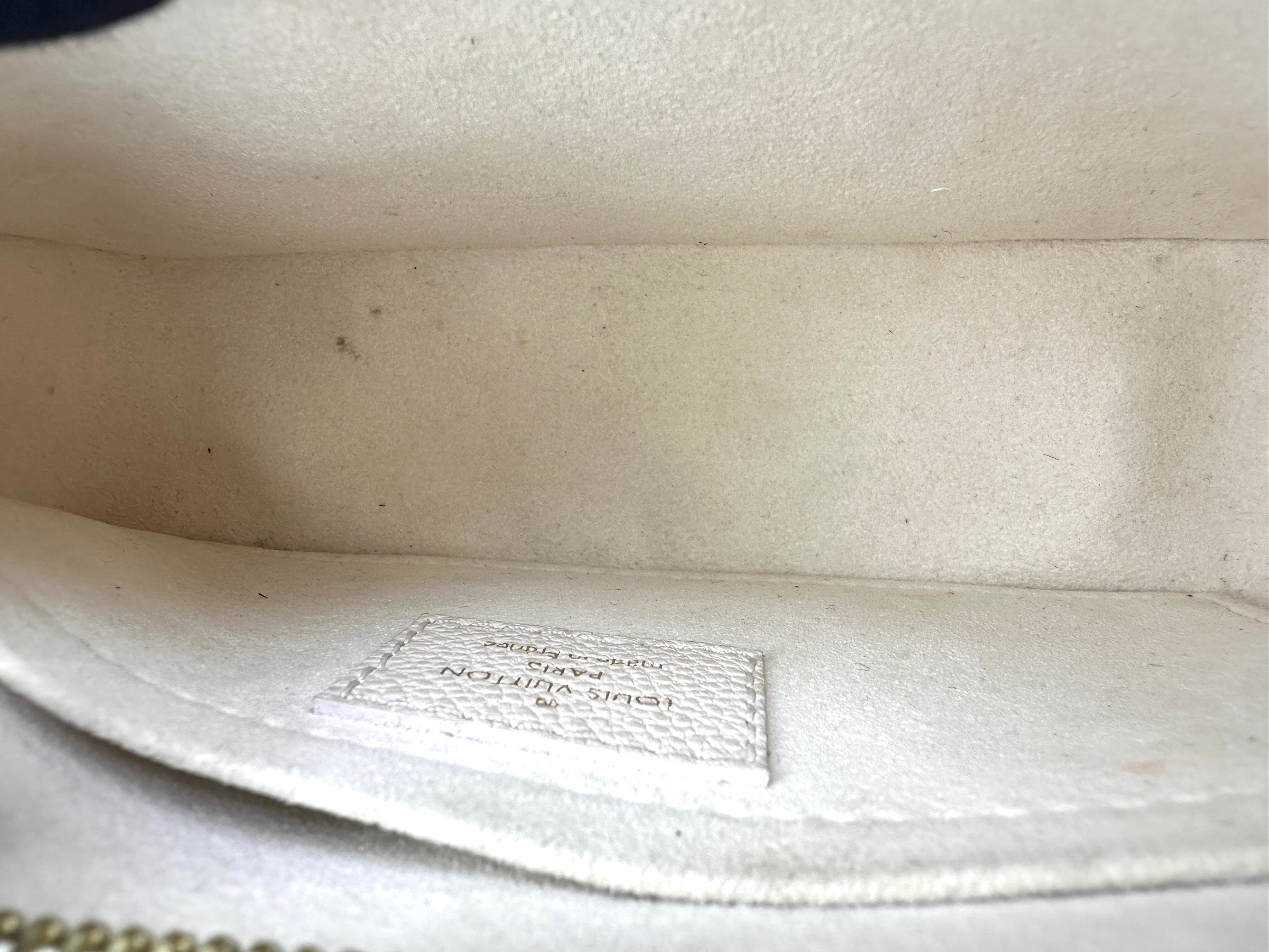 Louis Vuitton White Marelle Epi Leather Shoulder Bag With Heart-shaped Pochette LV1747