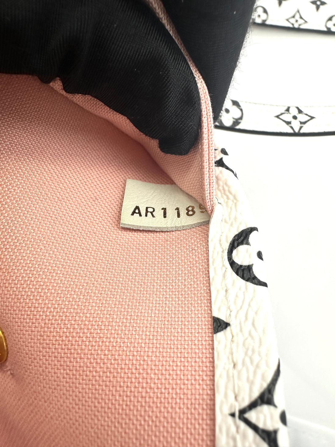 Louis Vuitton Rouge Monogram Giant Neverfull MM Handle Bag With White Pochette LV1761