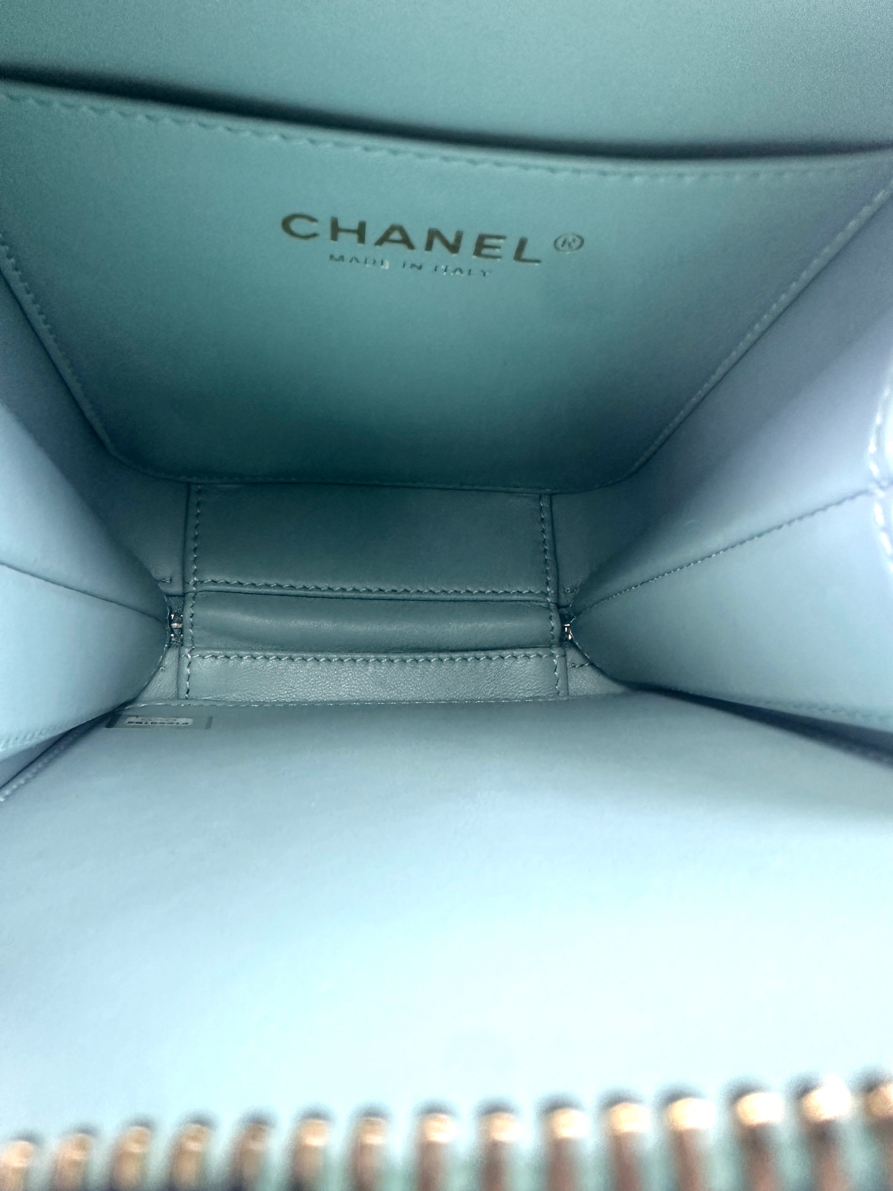 Chanel CC Filigree Mint Green Caviar Leather Vertical Vanity Case(29***12) CC1235