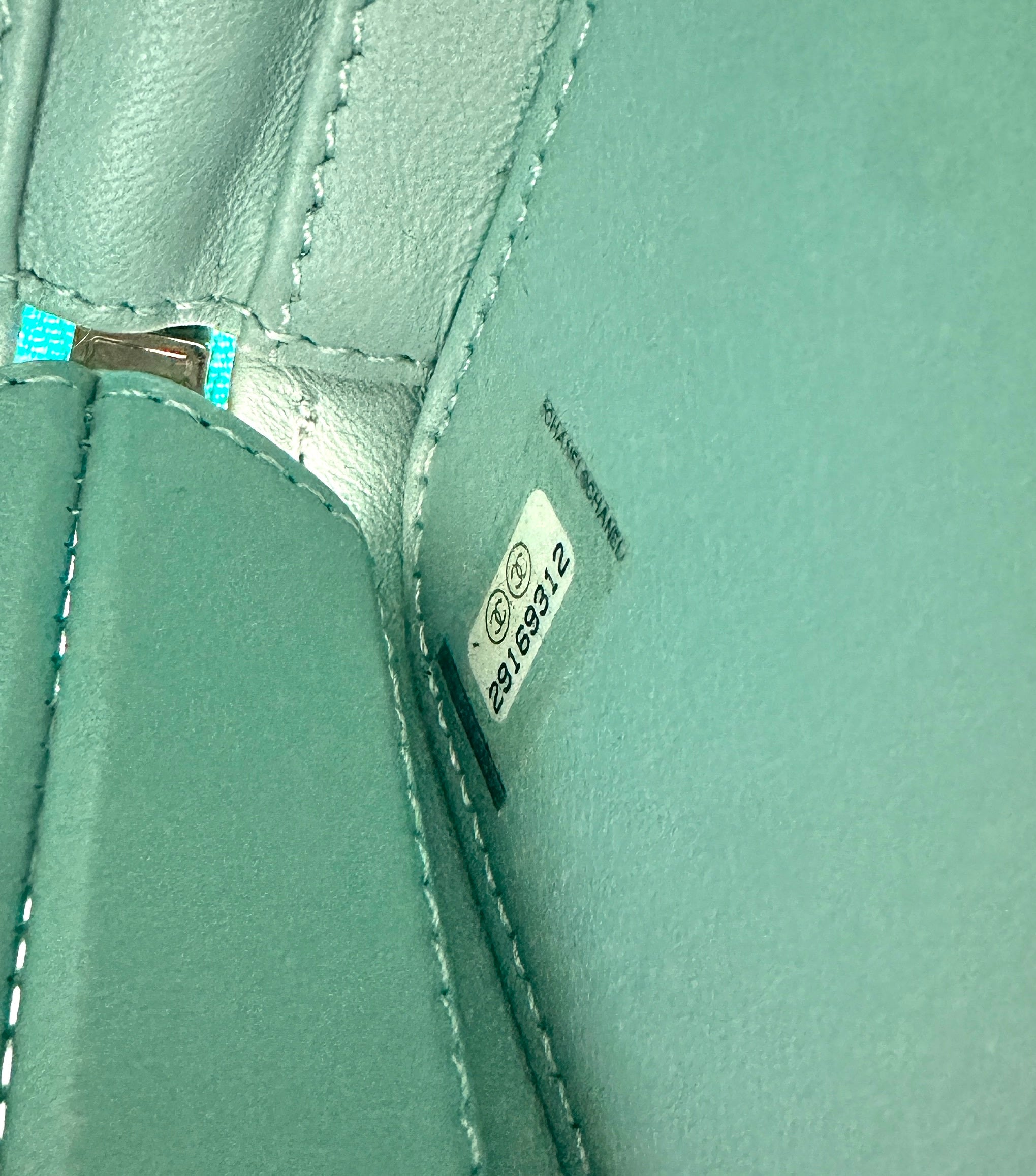 Chanel CC Filigree Mint Green Caviar Leather Vertical Vanity Case(29***12) CC1235