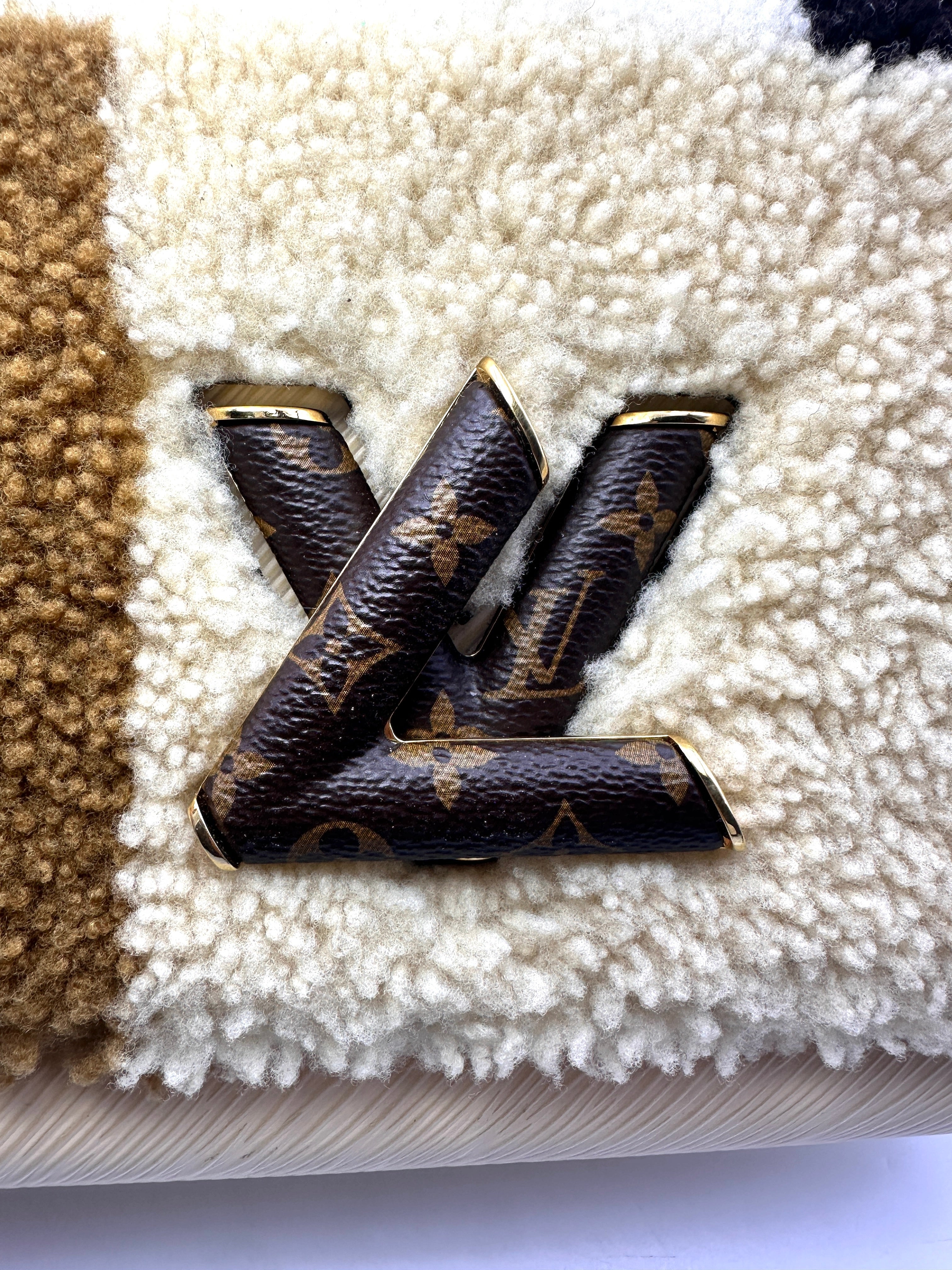 Louis Vuitton Teddy Twist Shearling Chain Shoulder Bag LV1799