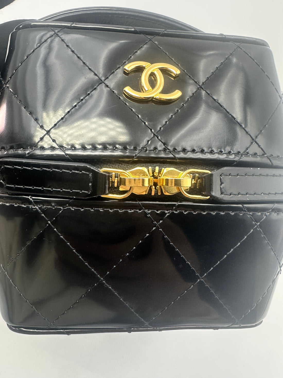 Chanel 25A Metiers d'Art Black Quilted Patent Calfskin Handle Vanity Case(H5***E4) CC1285