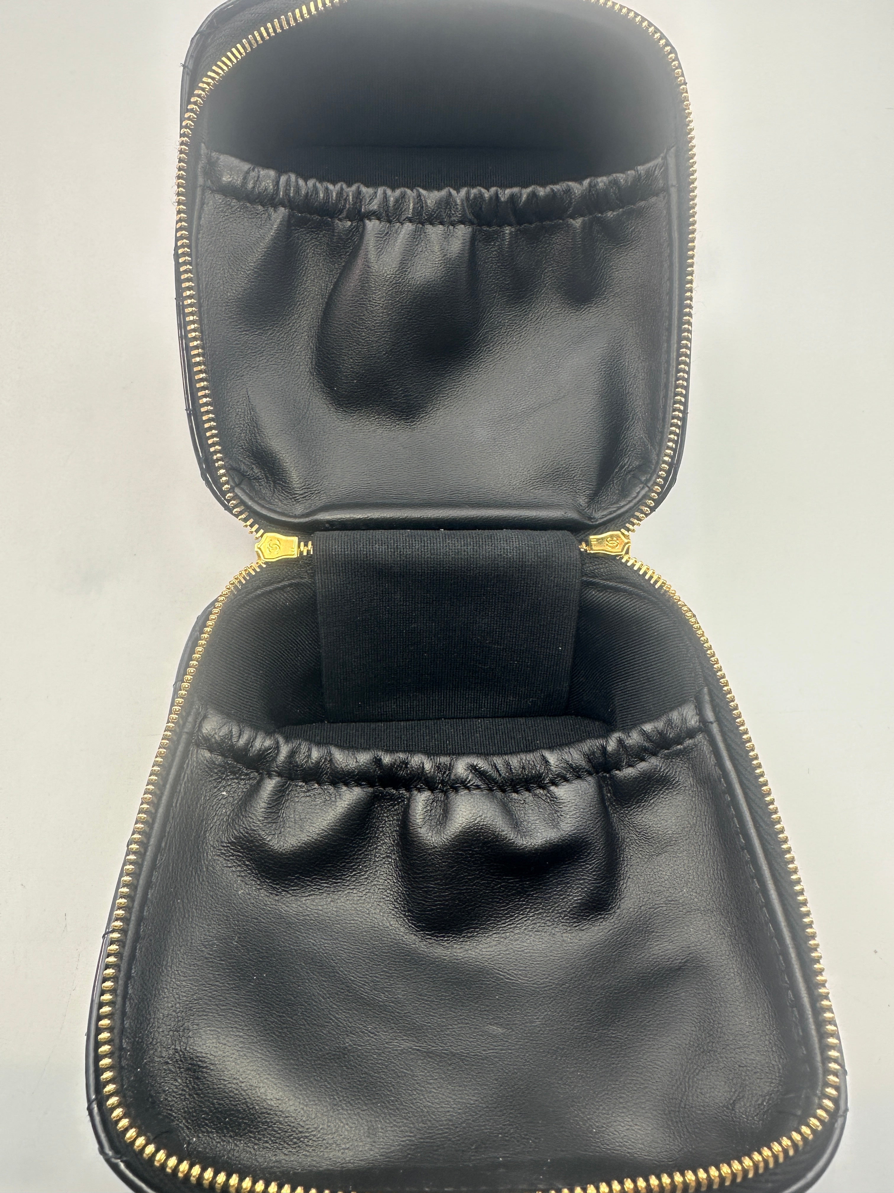 Chanel 25A Metiers d'Art Black Quilted Patent Calfskin Handle Vanity Case(H5***E4) CC1285
