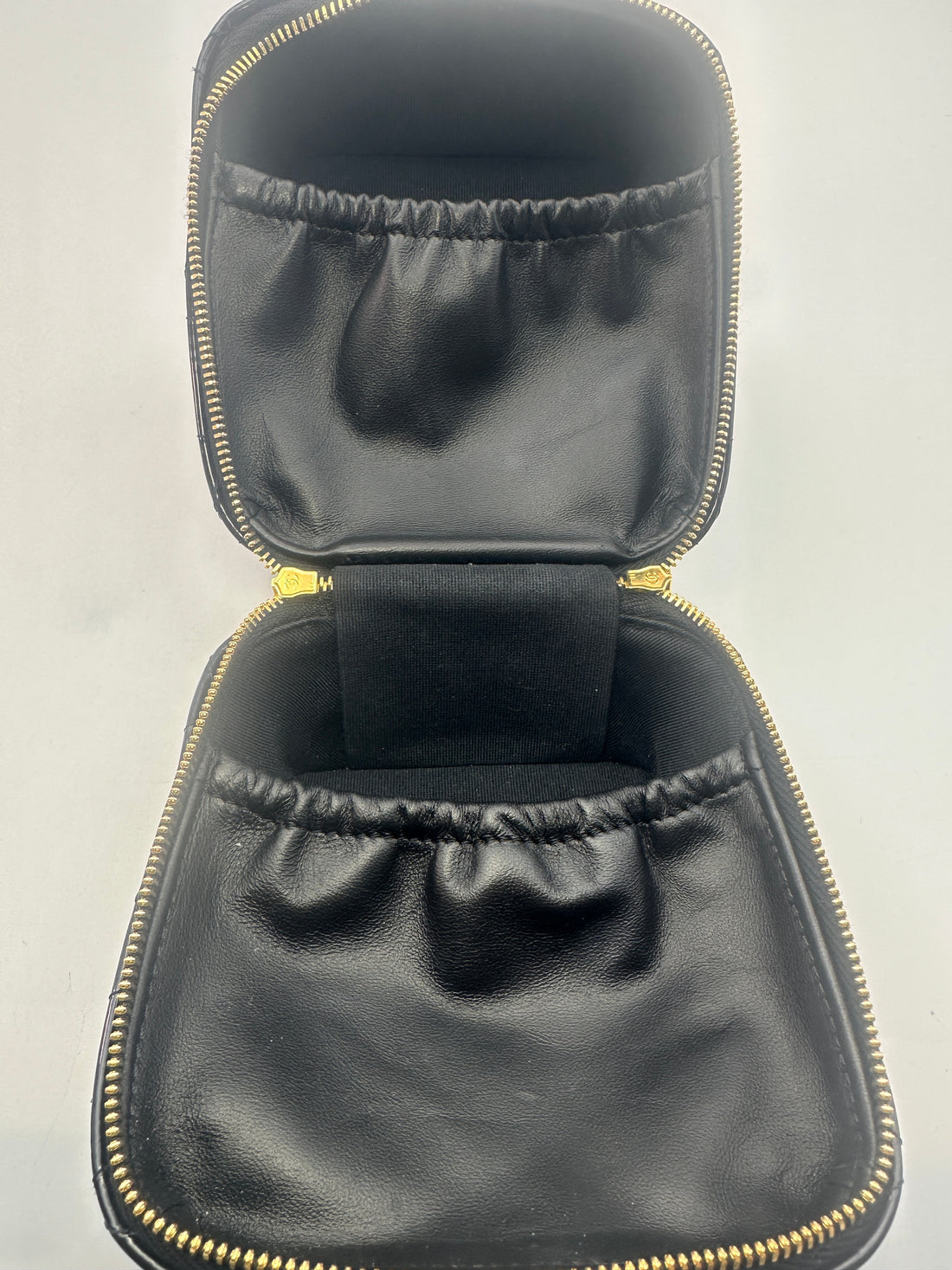 Chanel 25A Metiers d'Art Black Quilted Patent Calfskin Handle Vanity Case(H5***E4) CC1285