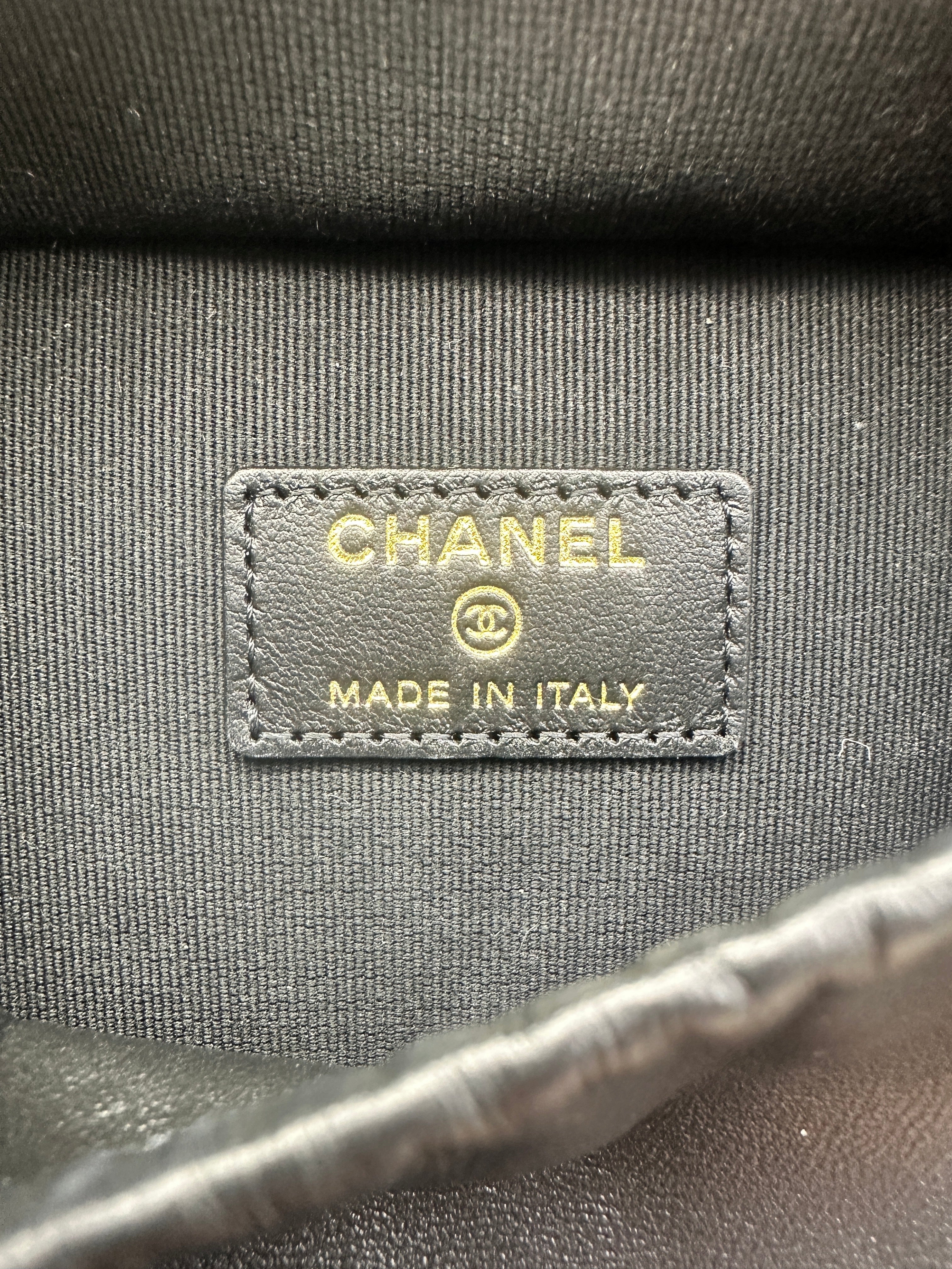Chanel 25A Metiers d'Art Black Quilted Patent Calfskin Handle Vanity Case(H5***E4) CC1285