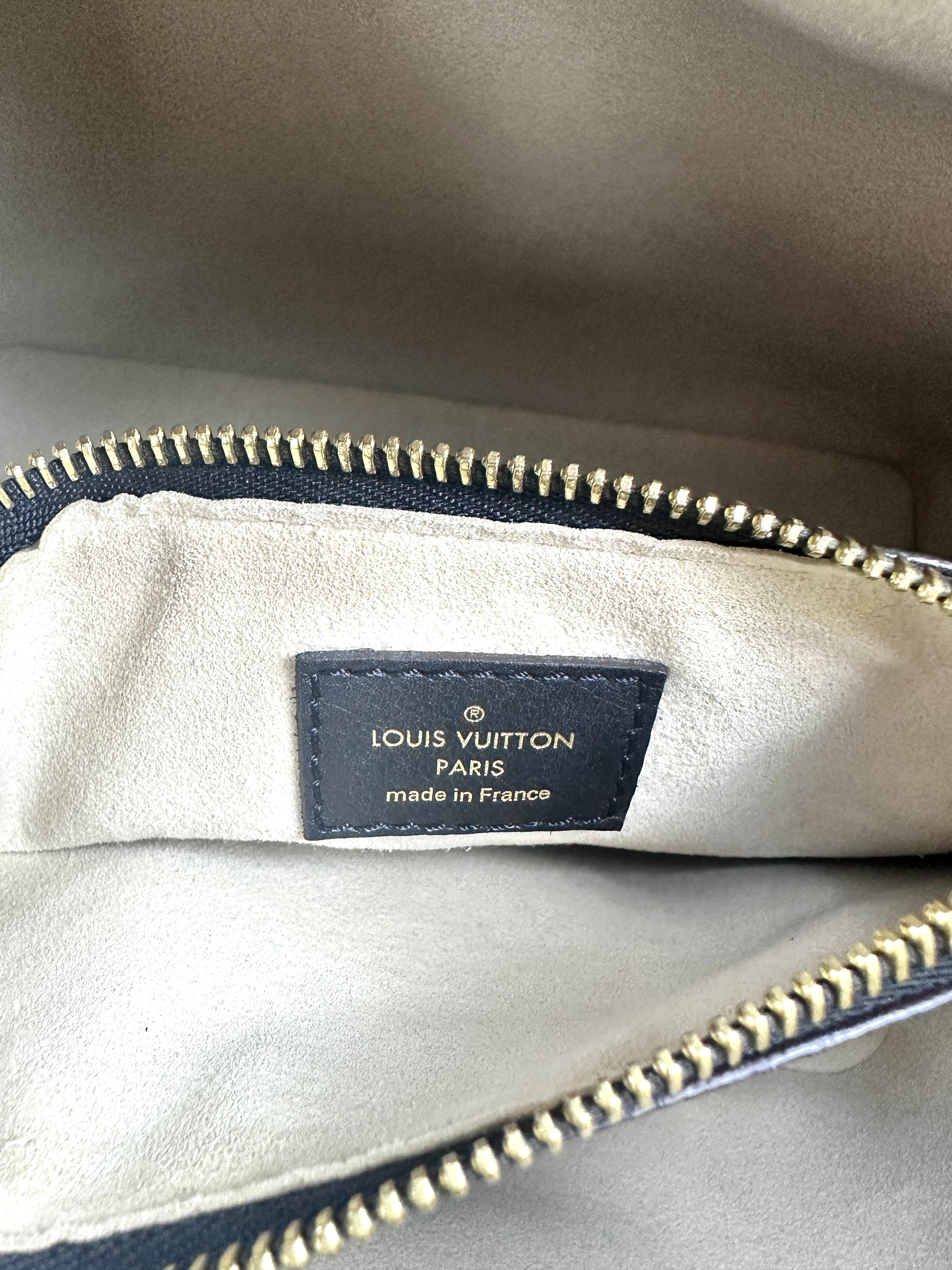Louis Vuitton NeoNoe MM White Monogram Jungle Leather Bucket Bag LV1815