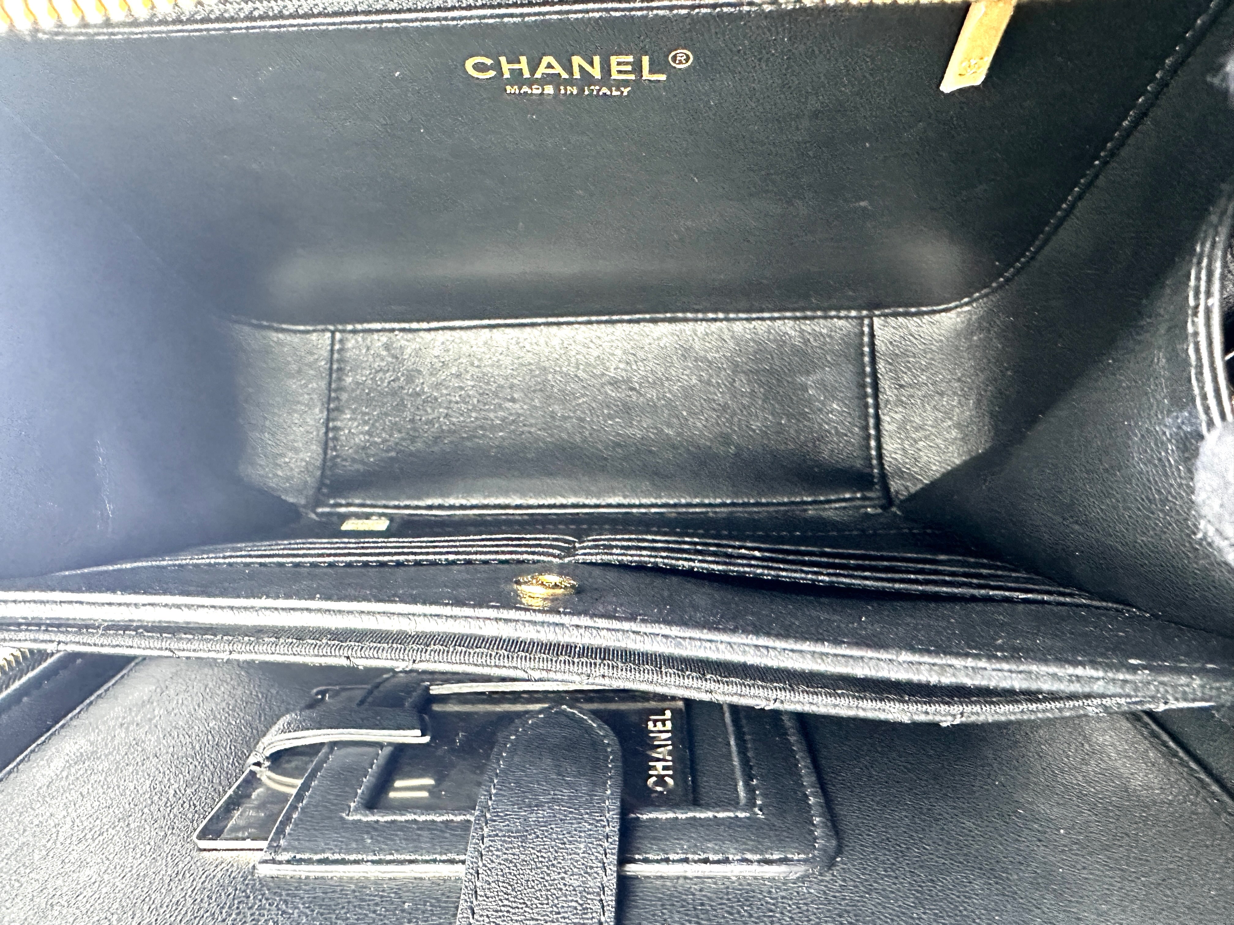 Chanel CC Filigree Black Quilted Calfskin Vanity Case(25***83) G056