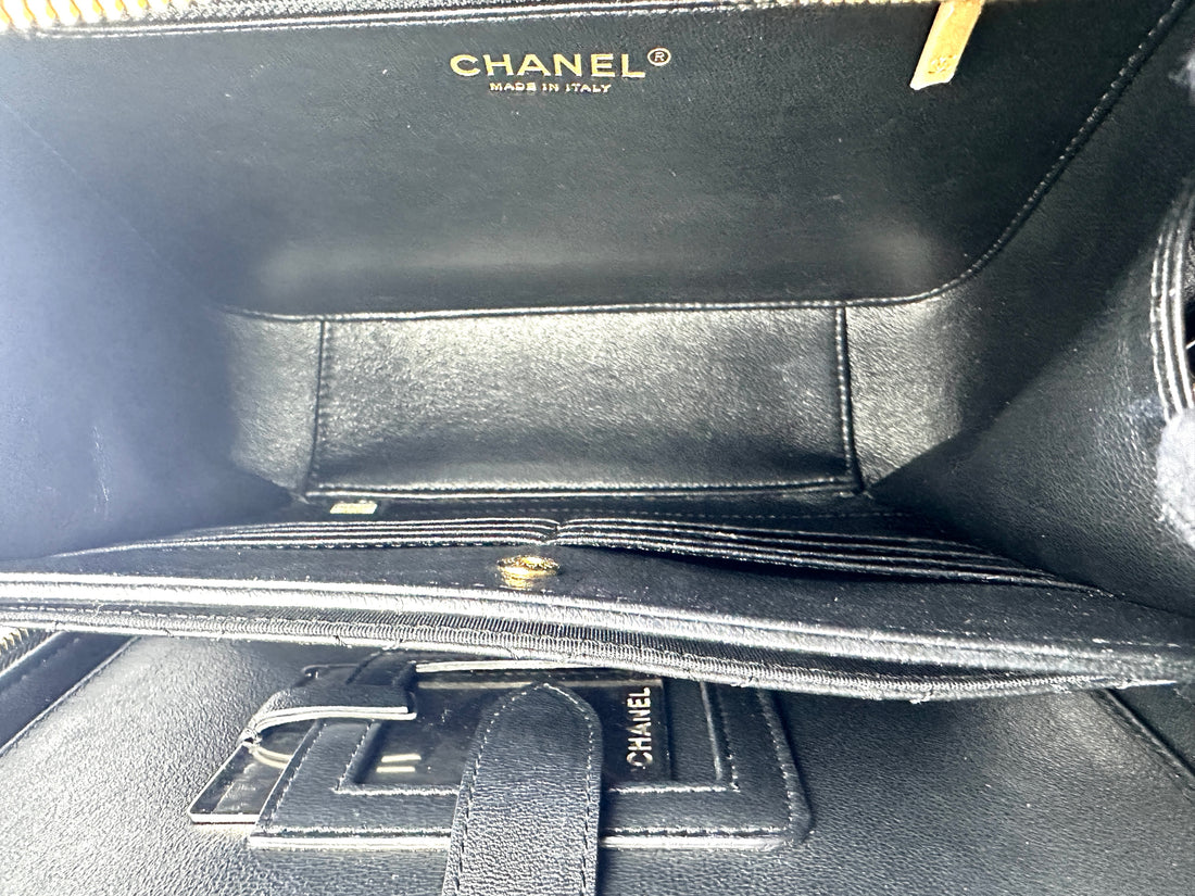 Chanel CC Filigree Black Quilted Calfskin Vanity Case(25***83) G056
