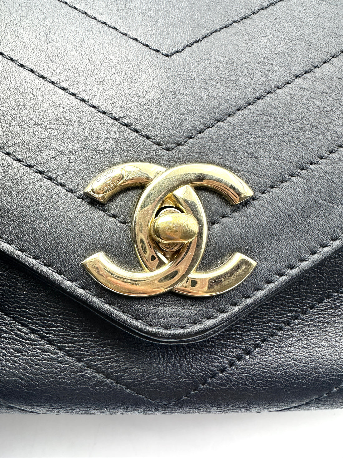 Chanel Black Chevron Quilted Calfskin Medium Size Flap Bag With Gold Hardware(26***84) CC1383