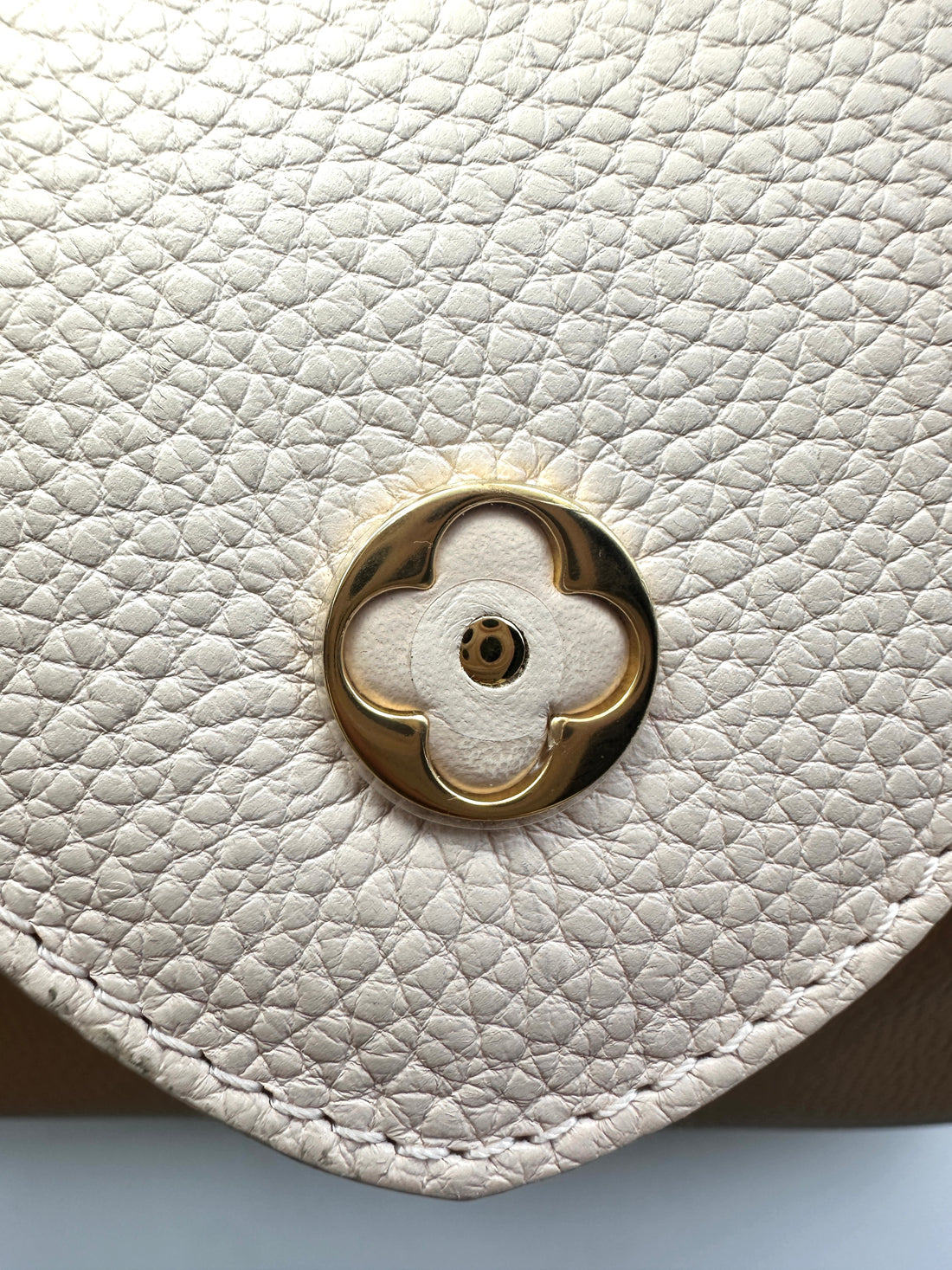 Louis Vuitton Capucines Beige Taurillon Leather Medium Size Handle Bag LV1880
