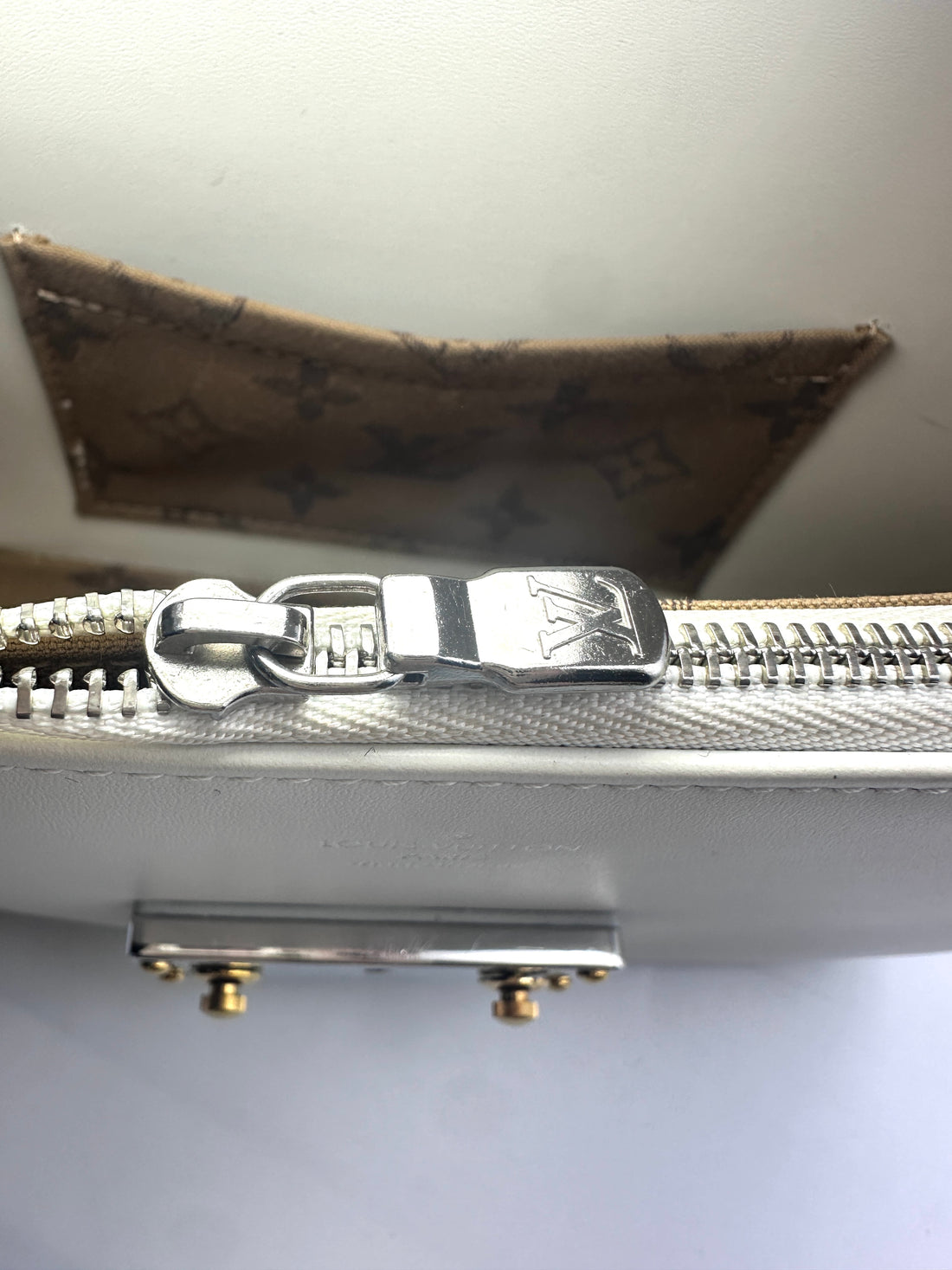 Louis Vuitton Swing White Leather Shoulder Bag With S-Lock Hardware LV1927