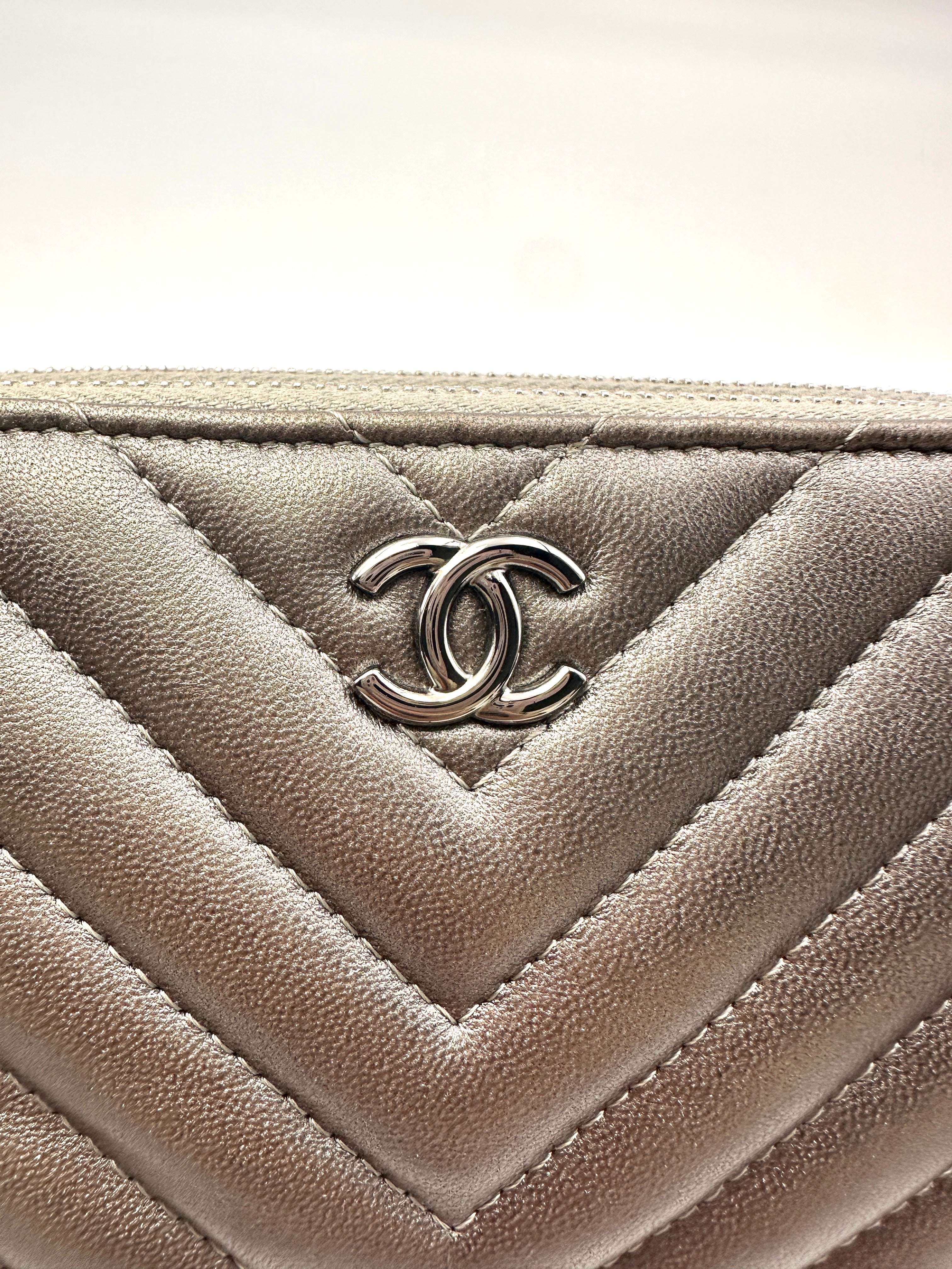 Chanel Metallic Silver Chevron Quilted Lambskin Double Zip Chain Bag(26***42) CC1420