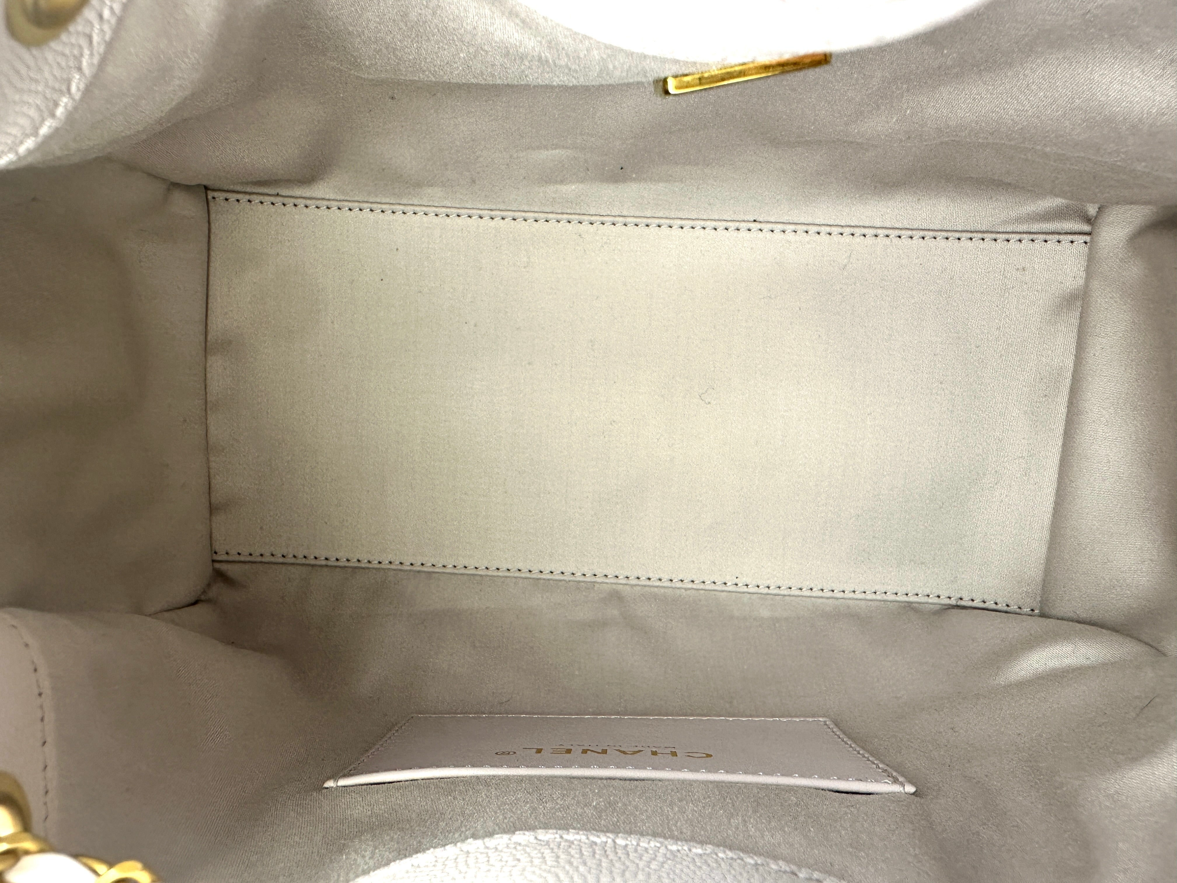 Chanel 25k White Quilted Leather Small Size Chain Hobo Bag(H5***AA) IRIS022