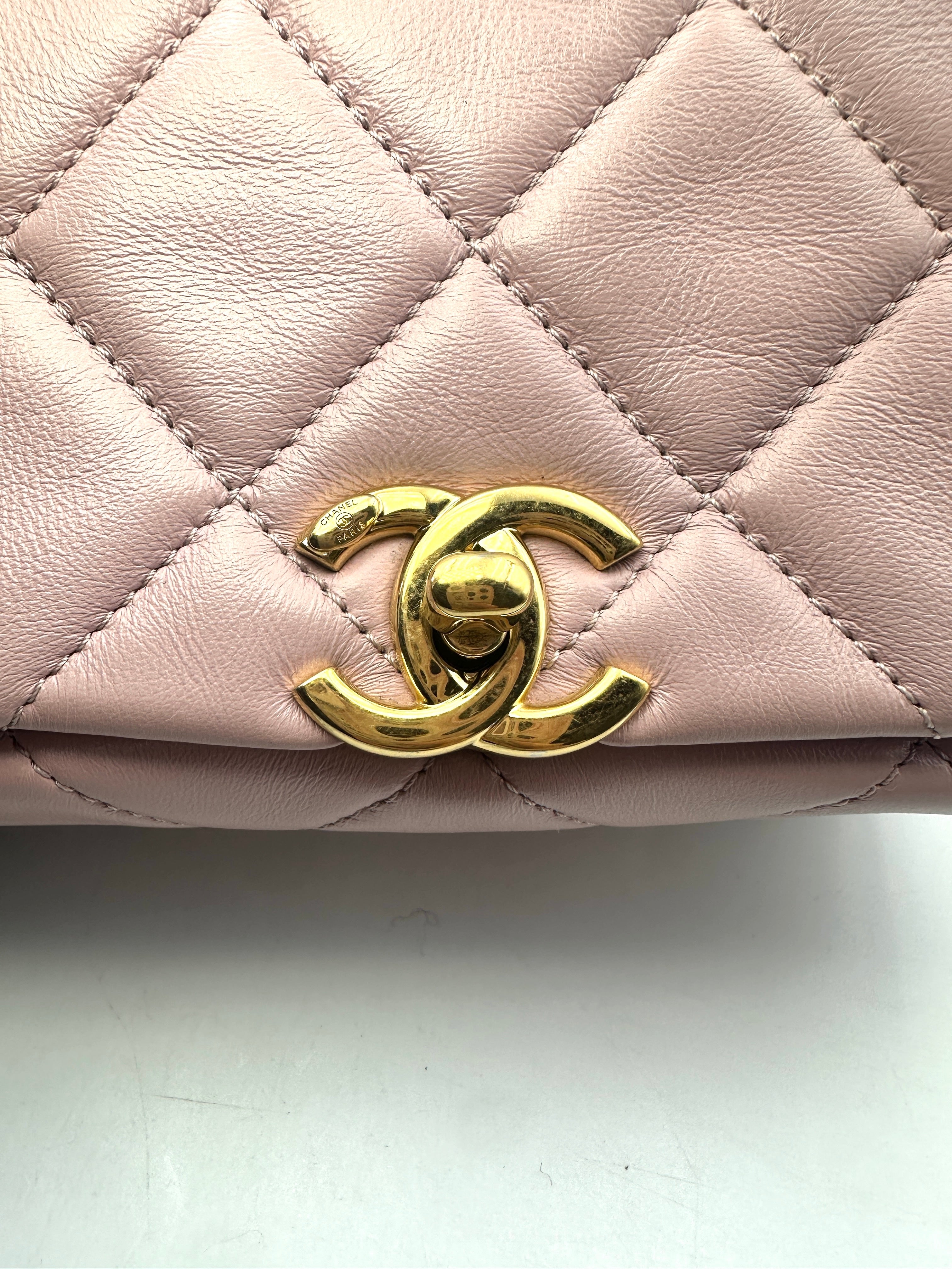Chanel 22A Metiers d'Art Pink Quilted Leather Flap Bag With Oversized Gold Chain Handle(NA***N7) IRIS026