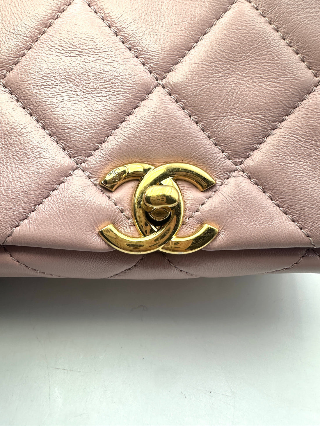 Chanel 22A Metiers d'Art Pink Quilted Leather Flap Bag With Oversized Gold Chain Handle(NA***N7) IRIS026
