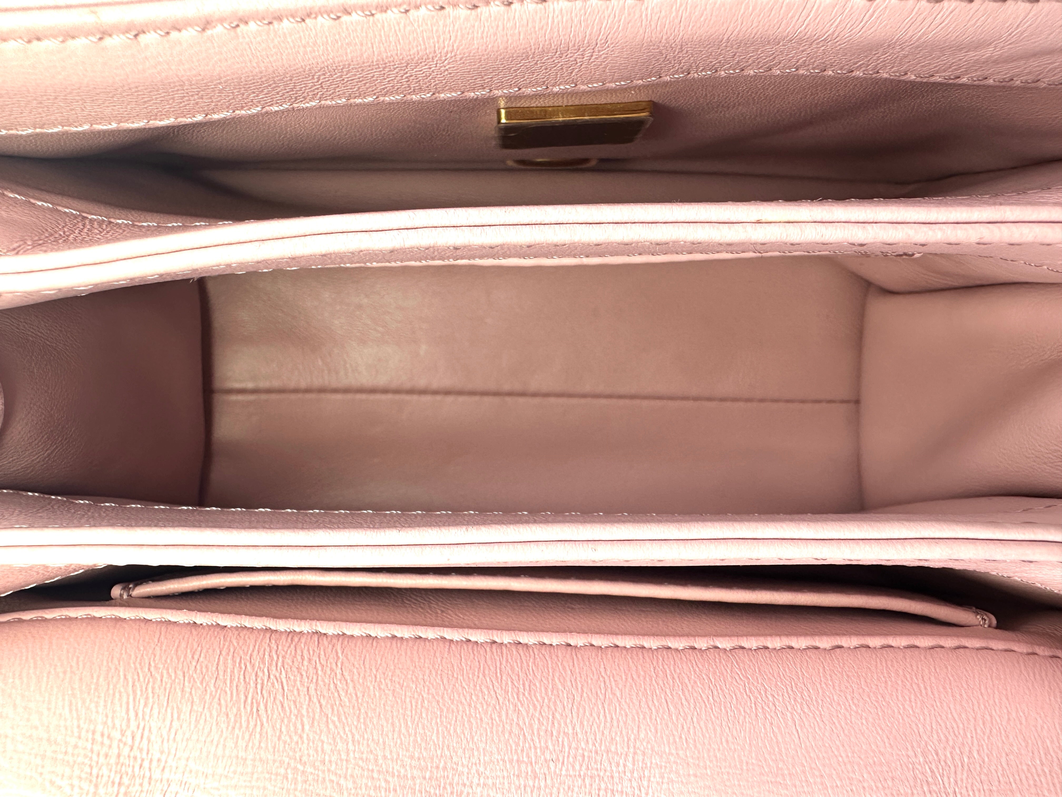 Chanel 22A Metiers d'Art Pink Quilted Leather Flap Bag With Oversized Gold Chain Handle(NA***N7) IRIS026