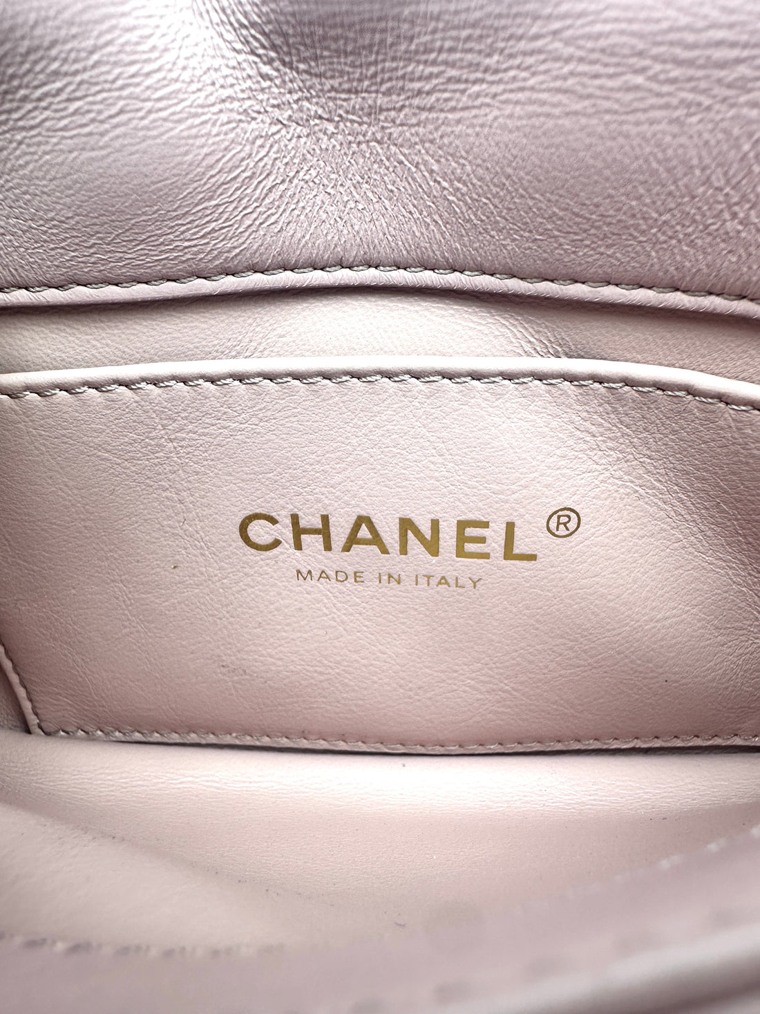 Chanel 22A Metiers d'Art Pink Quilted Leather Flap Bag With Oversized Gold Chain Handle(NA***N7) IRIS026