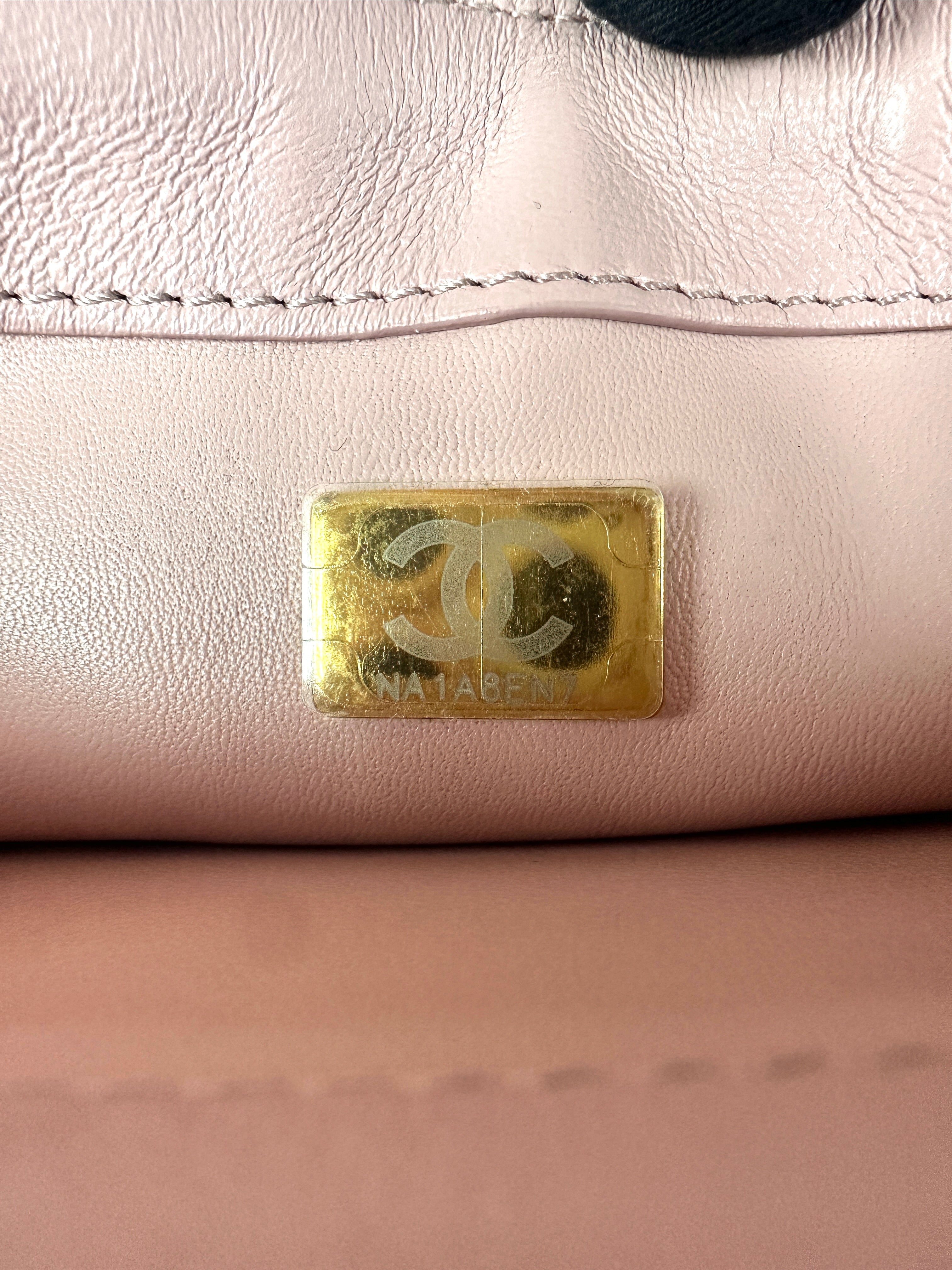 Chanel 22A Metiers d'Art Pink Quilted Leather Flap Bag With Oversized Gold Chain Handle(NA***N7) IRIS026