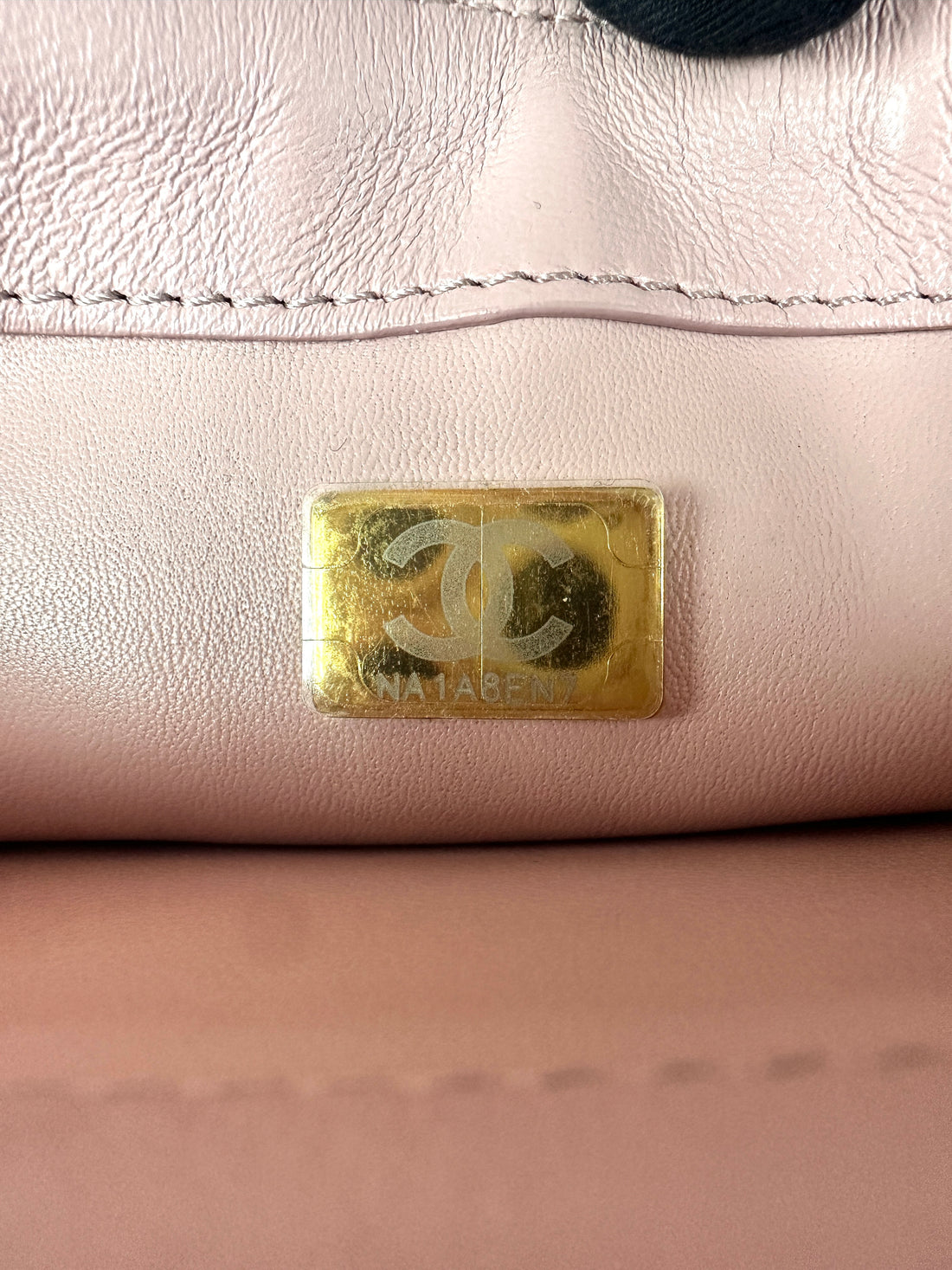 Chanel 22A Metiers d'Art Pink Quilted Leather Flap Bag With Oversized Gold Chain Handle(NA***N7) IRIS026