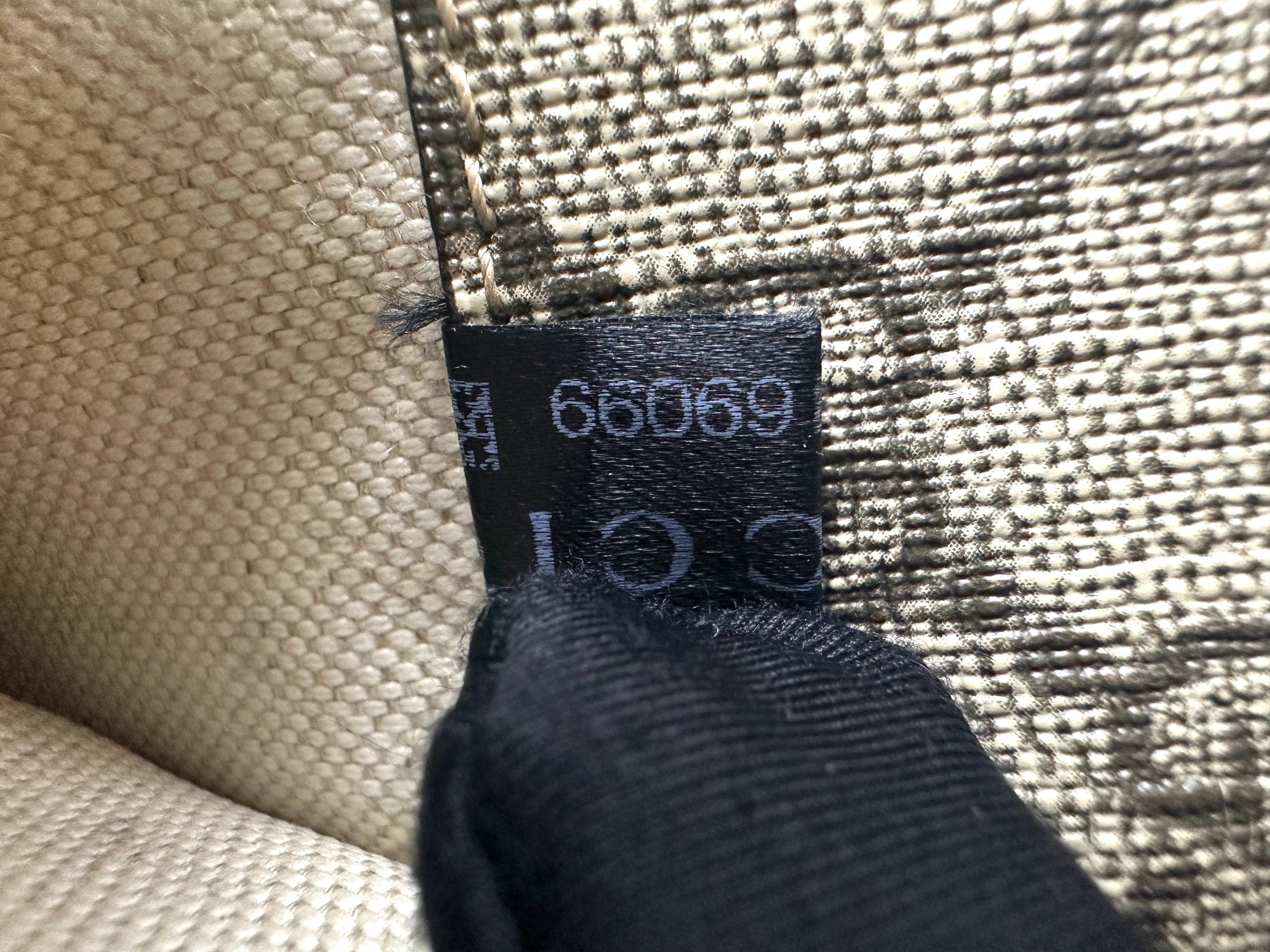 Gucci Neo Vintage GG Supreme Bag With Tiger Head GG643