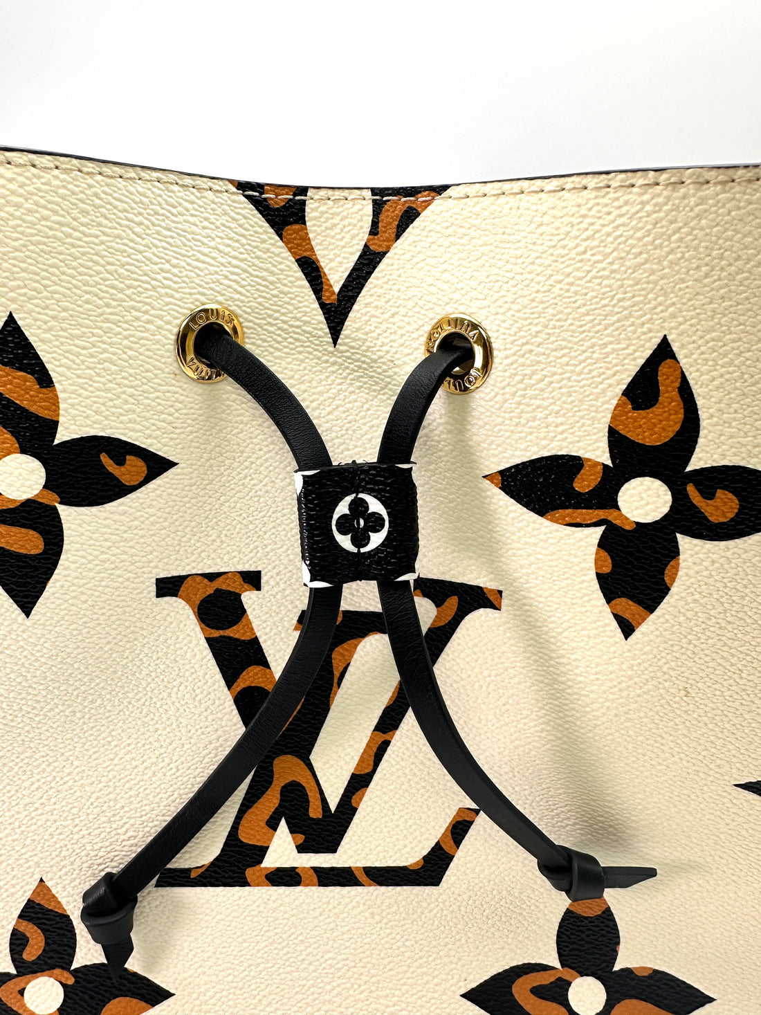 Louis Vuitton NeoNeo Monogram Giant Jungle Bucket Bag LV2037