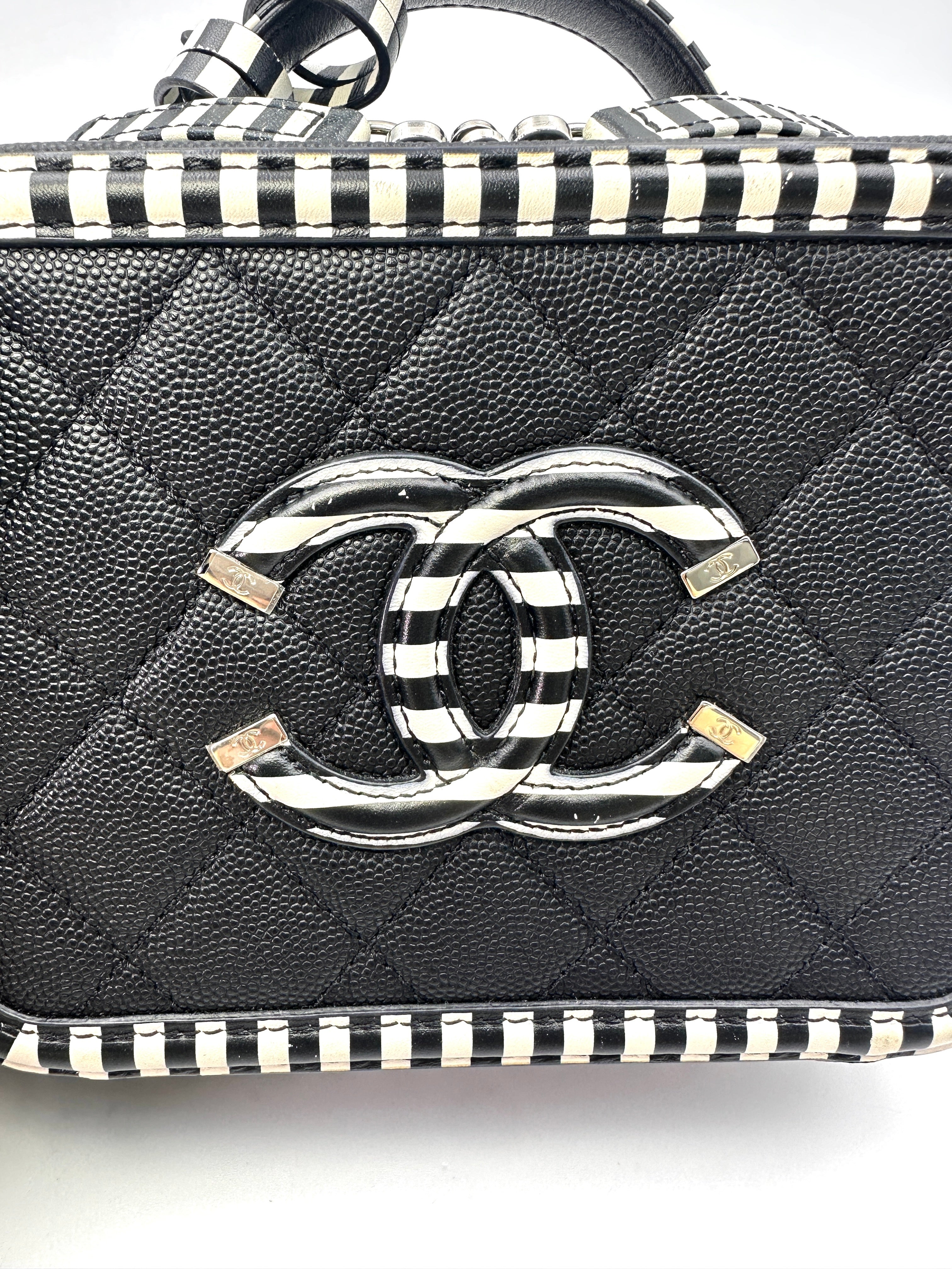 Chanel CC Filigree Black Quilted Calfskin And White Striped Trim Top Handle Vanity Case(27***39) CC1486