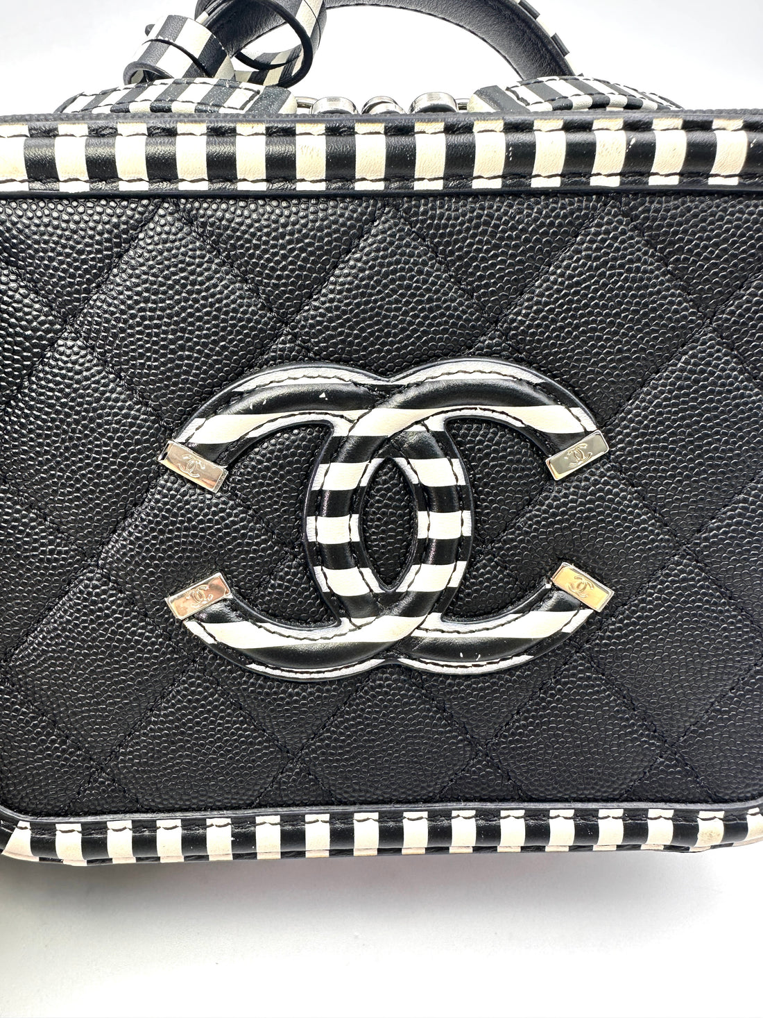 Chanel CC Filigree Black Quilted Calfskin And White Striped Trim Top Handle Vanity Case(27***39) CC1486