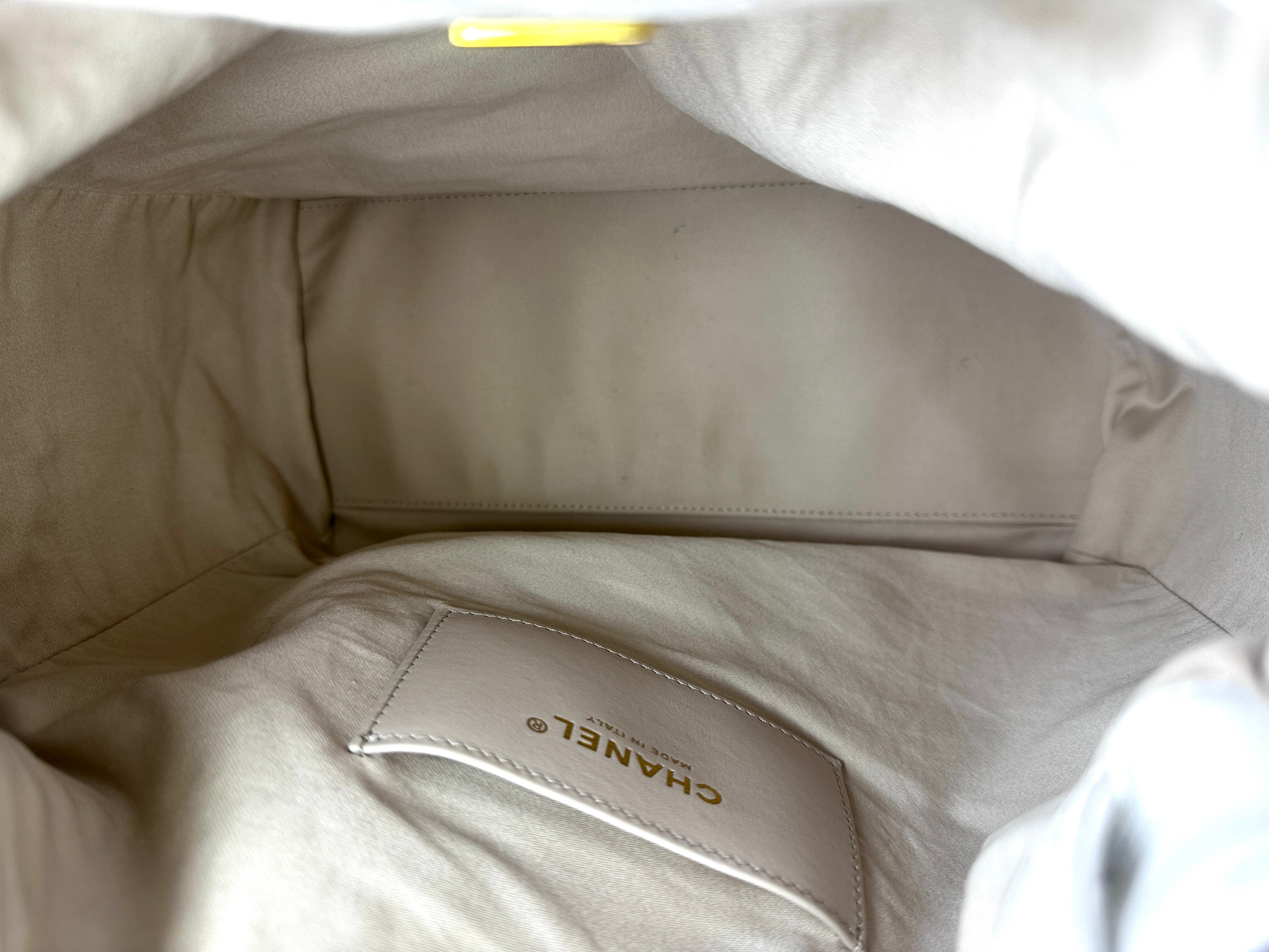Chanel 25 White Quilted Leather Medium Size Hobo Bag(NH***KL) IRIS059