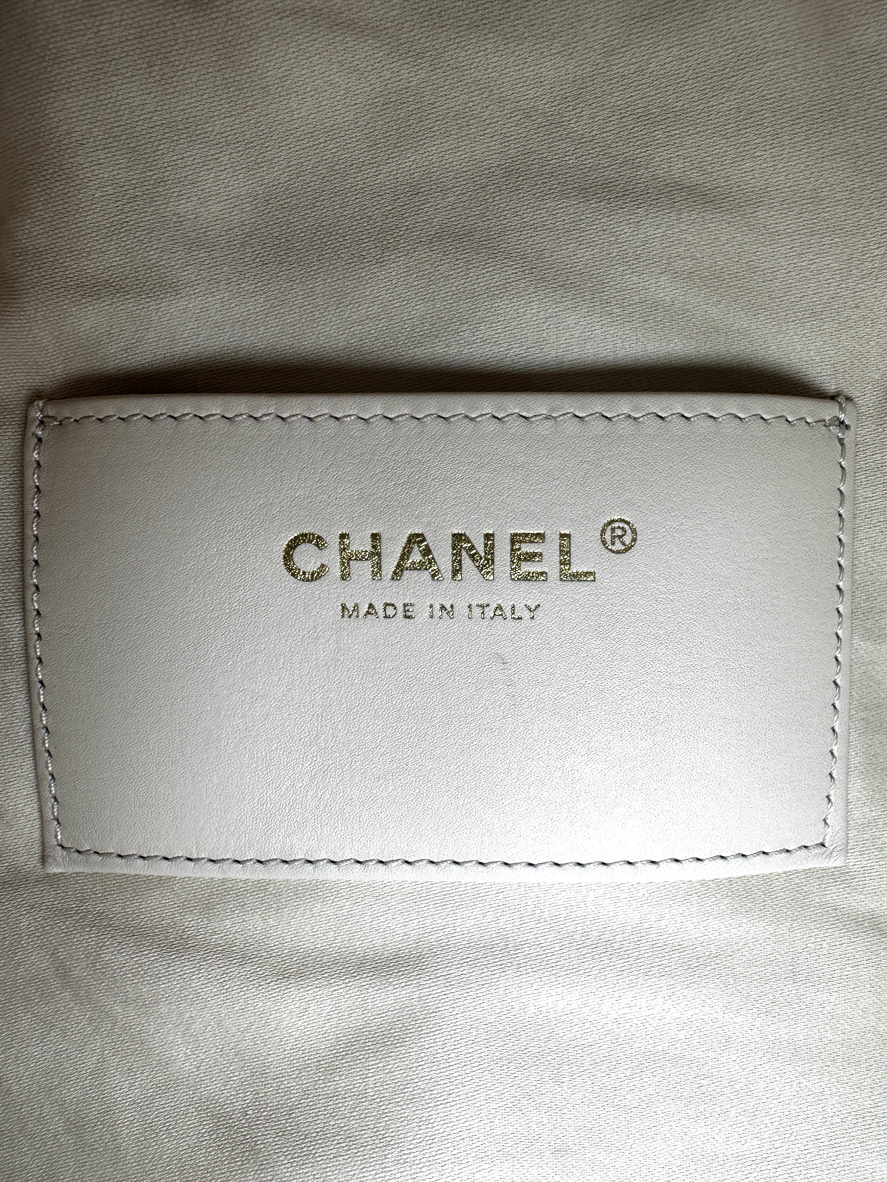 Chanel 25 White Quilted Leather Medium Size Hobo Bag(NH***KL) IRIS059