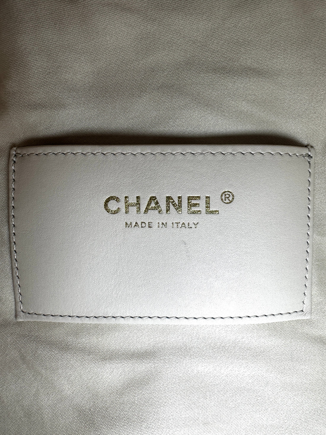 Chanel 25 White Quilted Leather Medium Size Hobo Bag(NH***KL) IRIS059